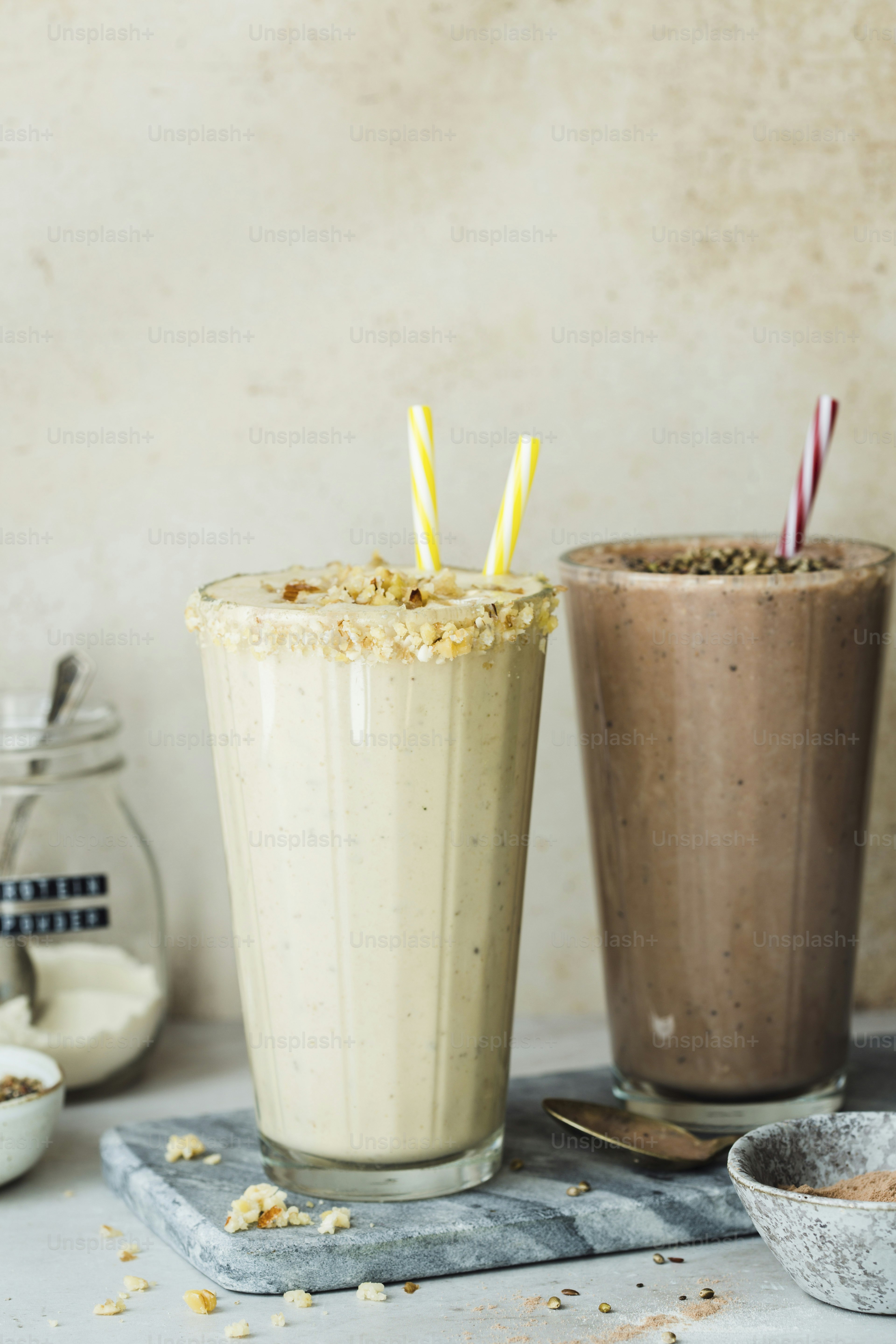 Un paio di drink seduti sopra un tavolo