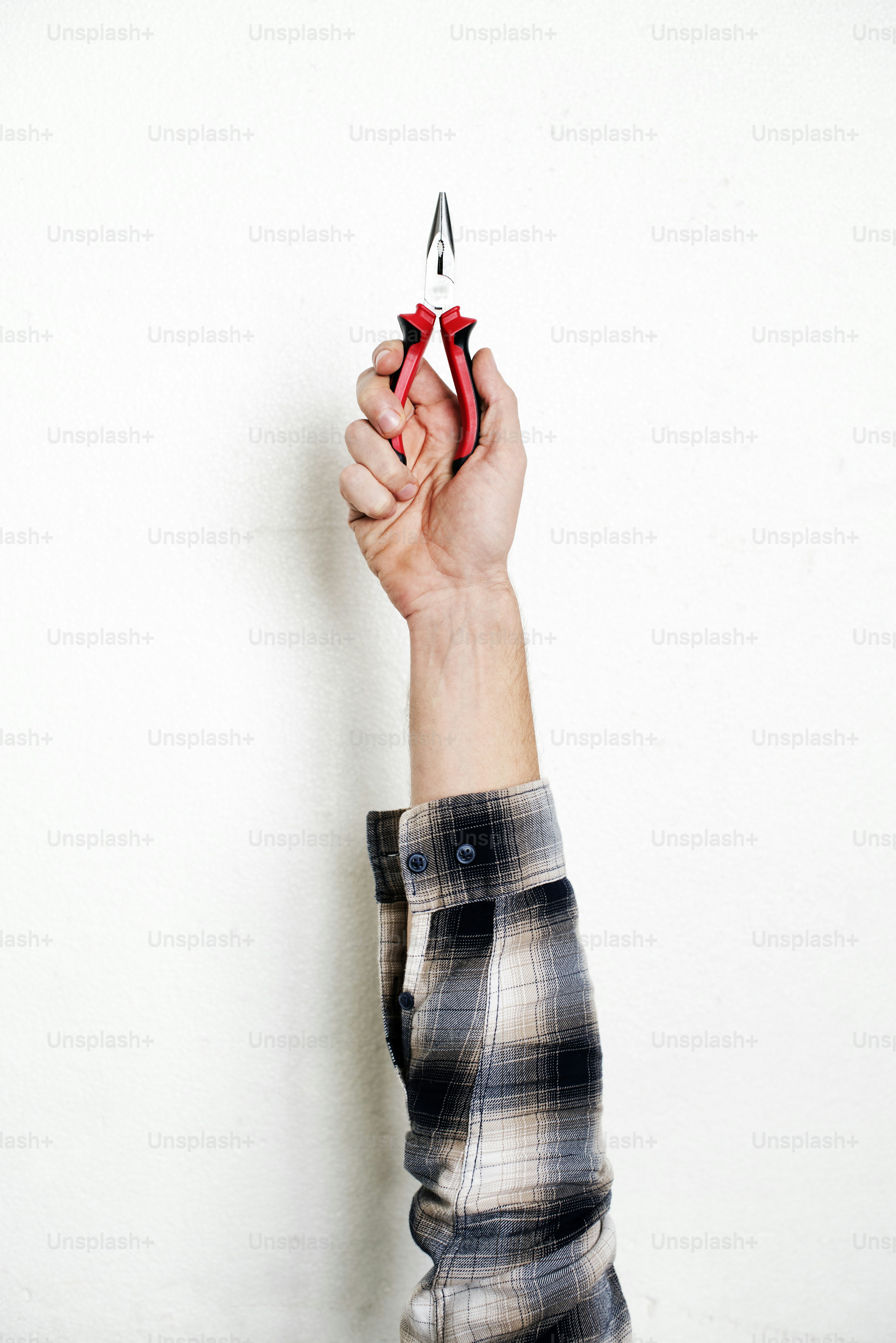 Handhaltung Techniker Werkzeugzange isoliert auf weiß