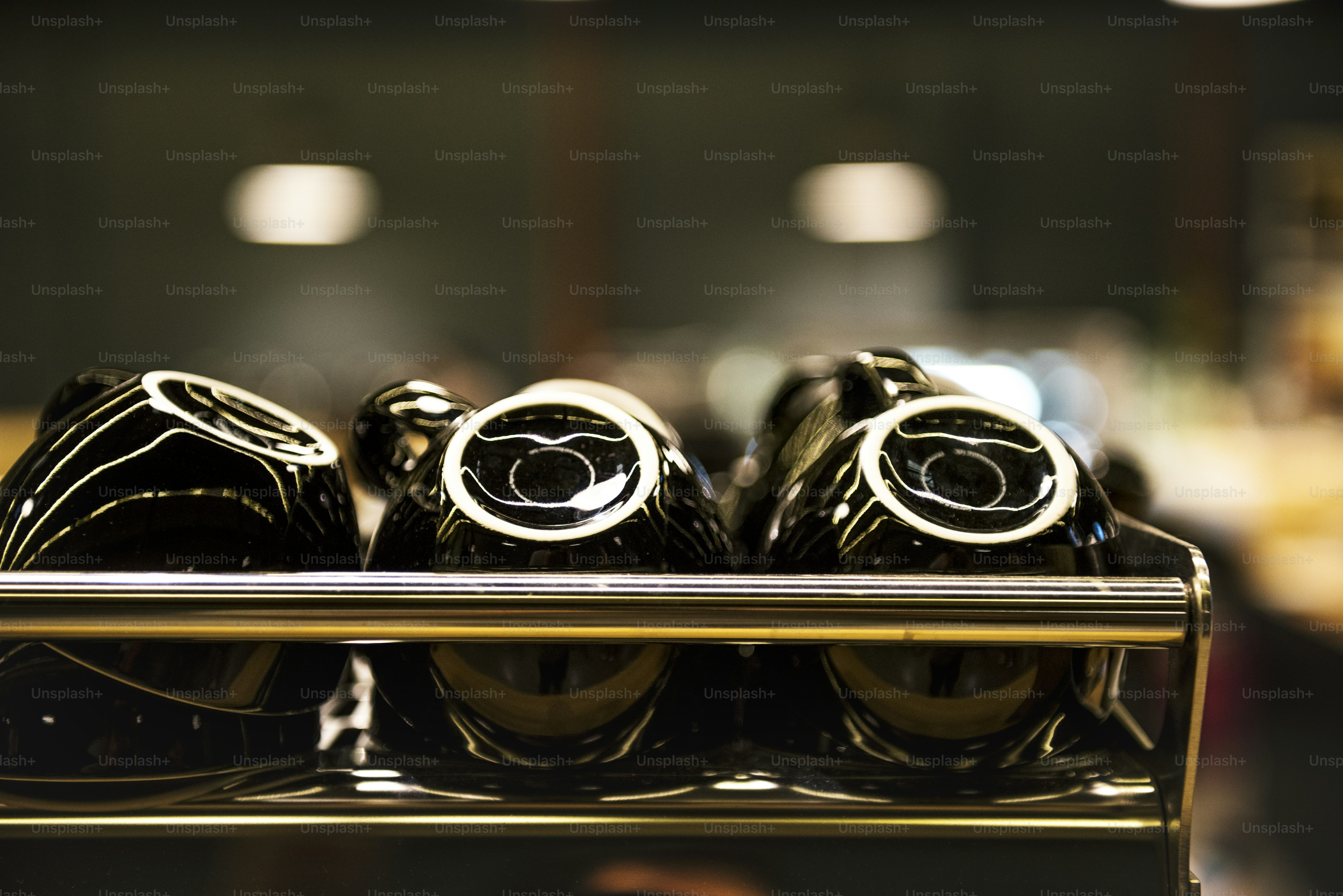 premium_photo-1726768843858-dd0ebe9627c6?ixid=M3wxMjA3fDB8MXxzZWFyY2h8NXx8bW90b3JiaWtlJTIwbXVnc3xlbnwwfHx8fDE3NjUzNTU2OTh8MA\u0026ixlib=rb-4.1.0