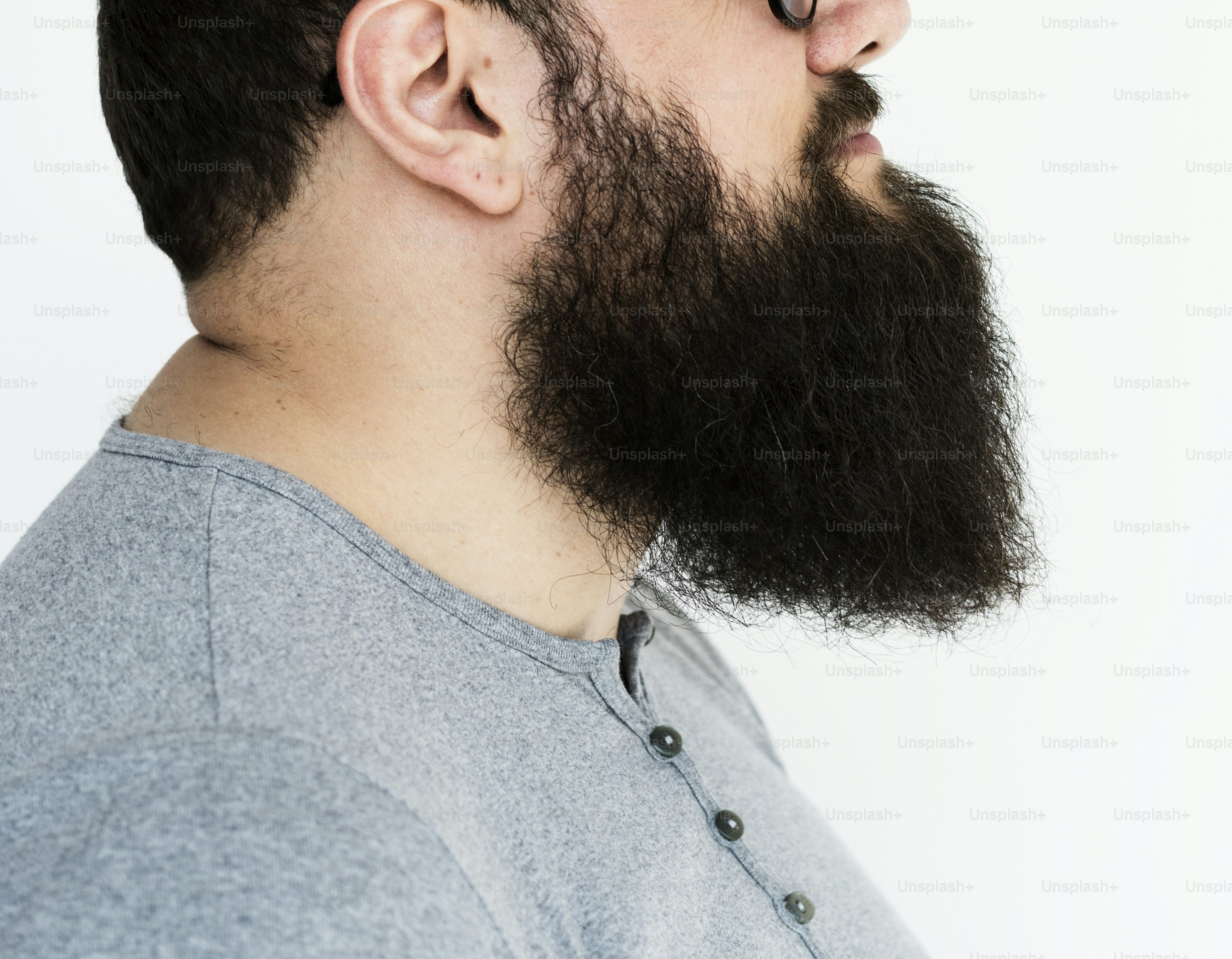 Portrait d’un grand homme barbu