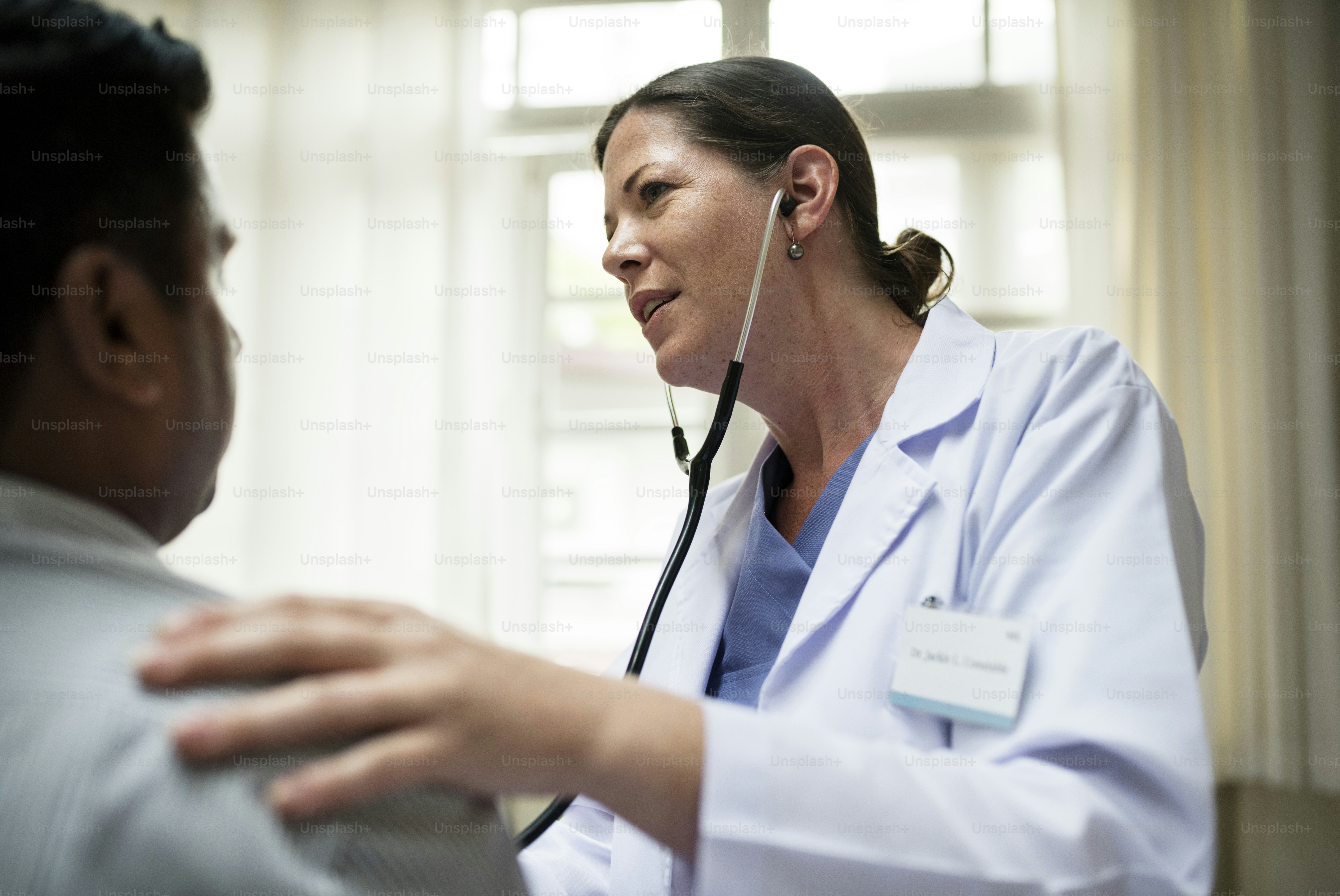 Doctor checking a patient photo – Doctor Image on Unsplash