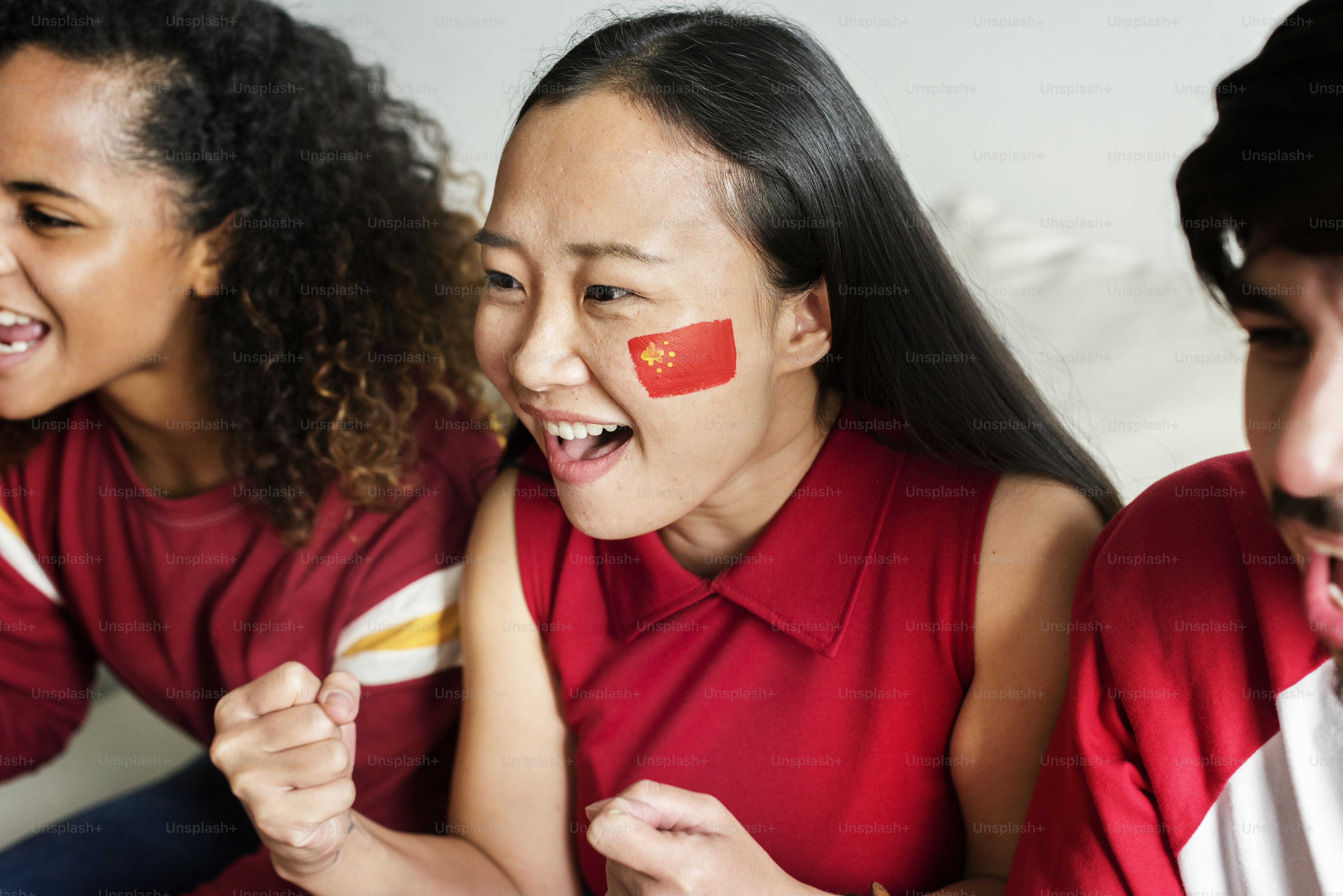 Teman-teman bersorak piala dunia dengan bendera yang dicat