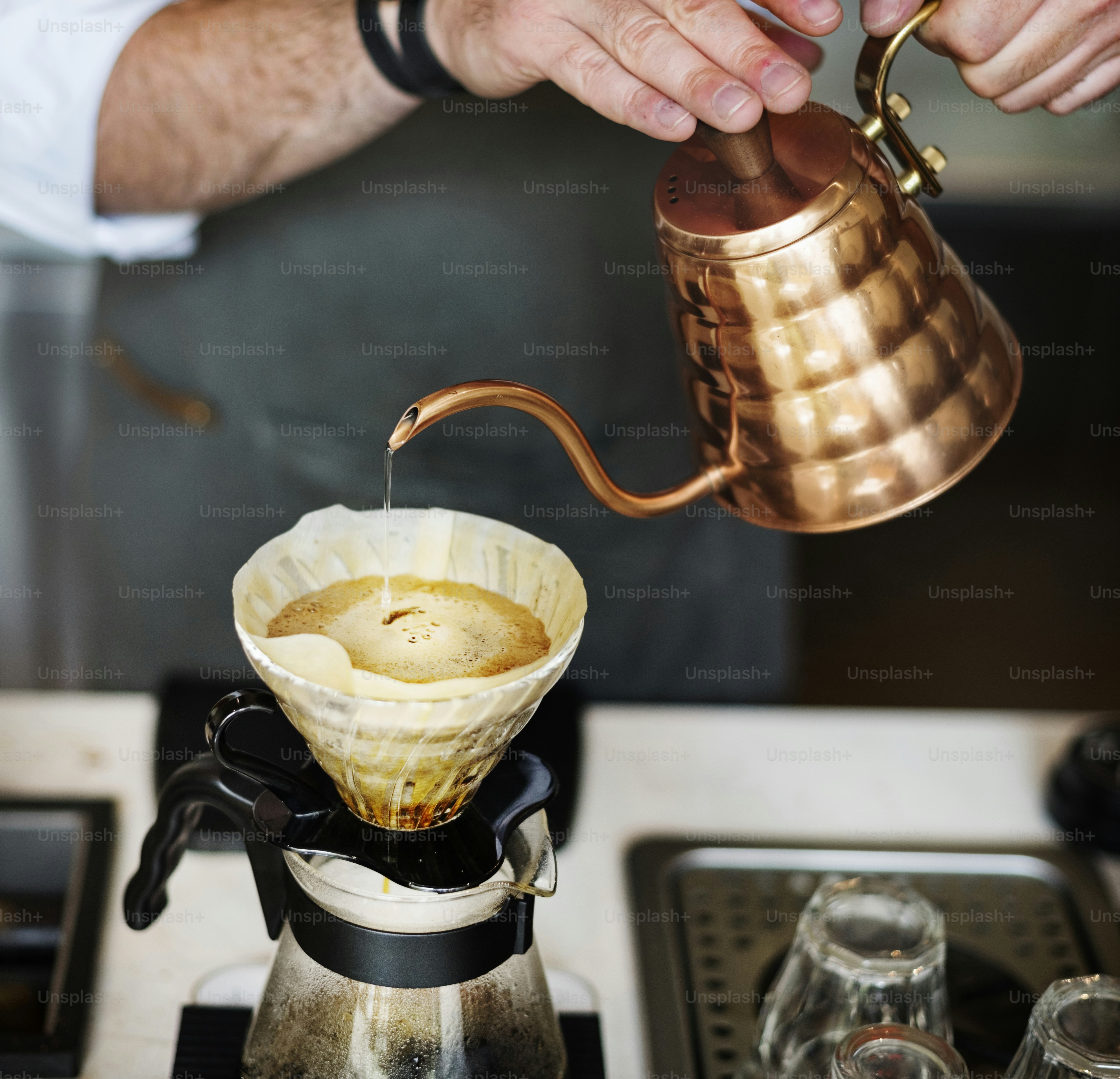 バリスタがコーヒーを淹れている