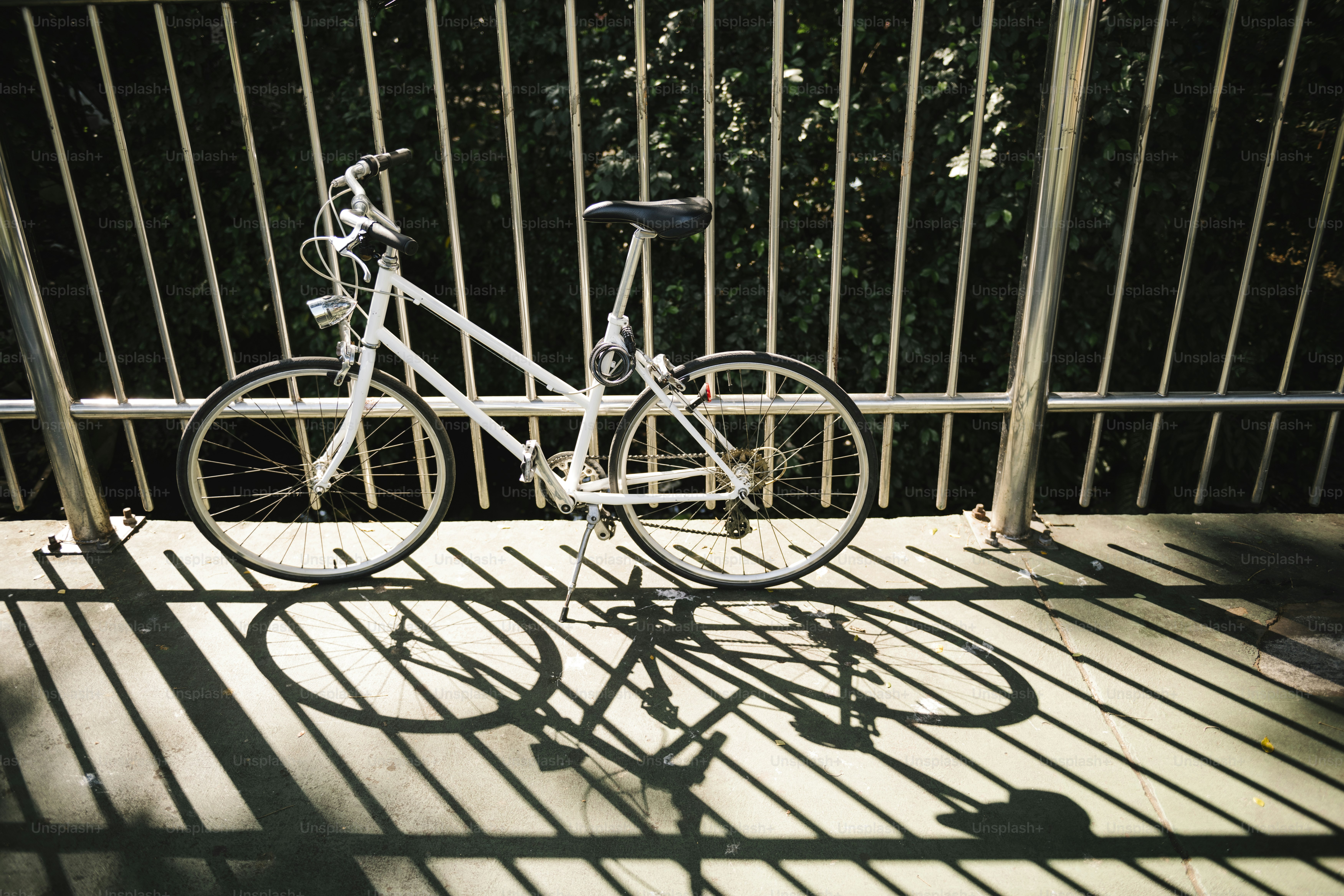 Estacionamento de bicicletas brancas em um lado da rua