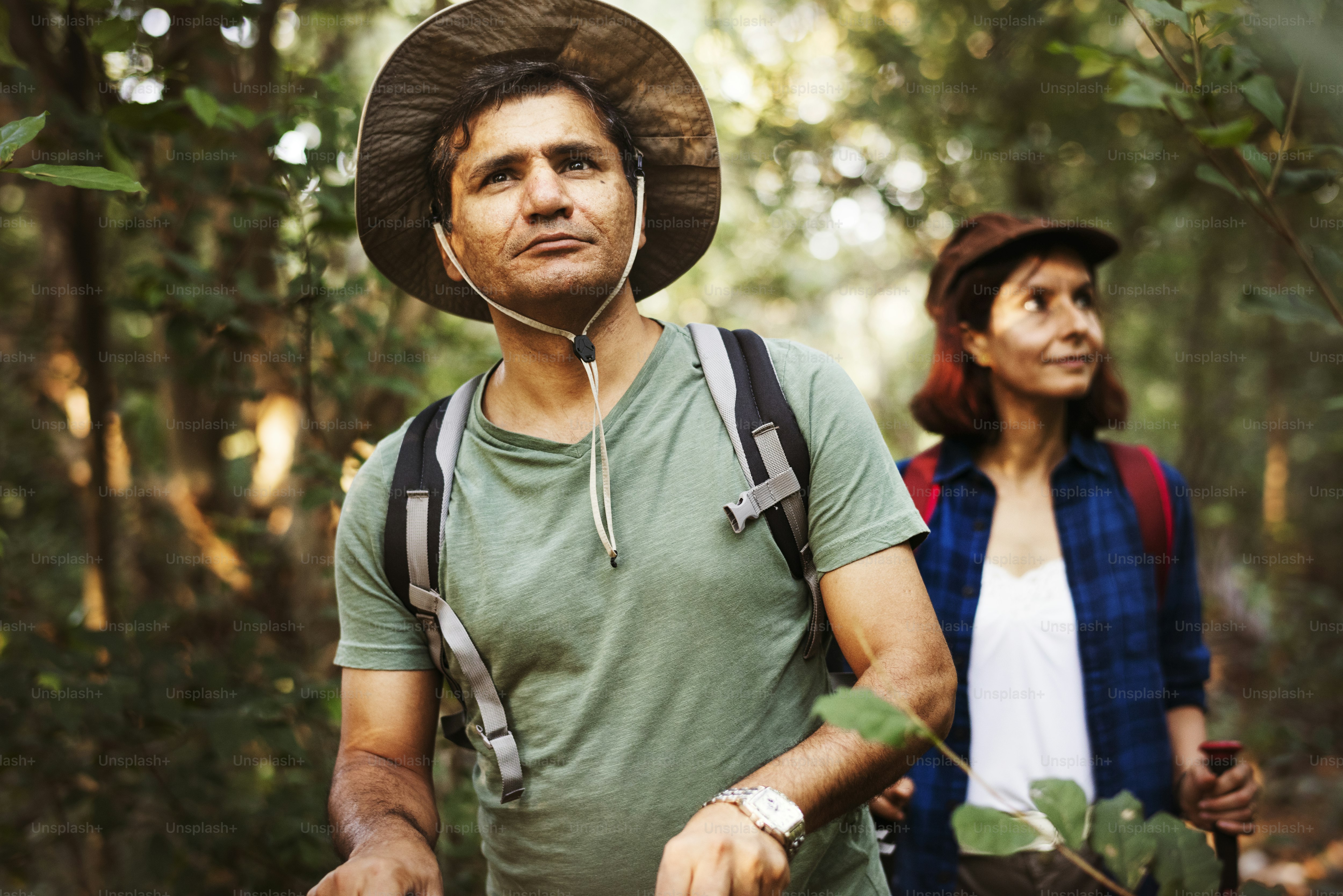 Pasangan trekking bersama di hutan