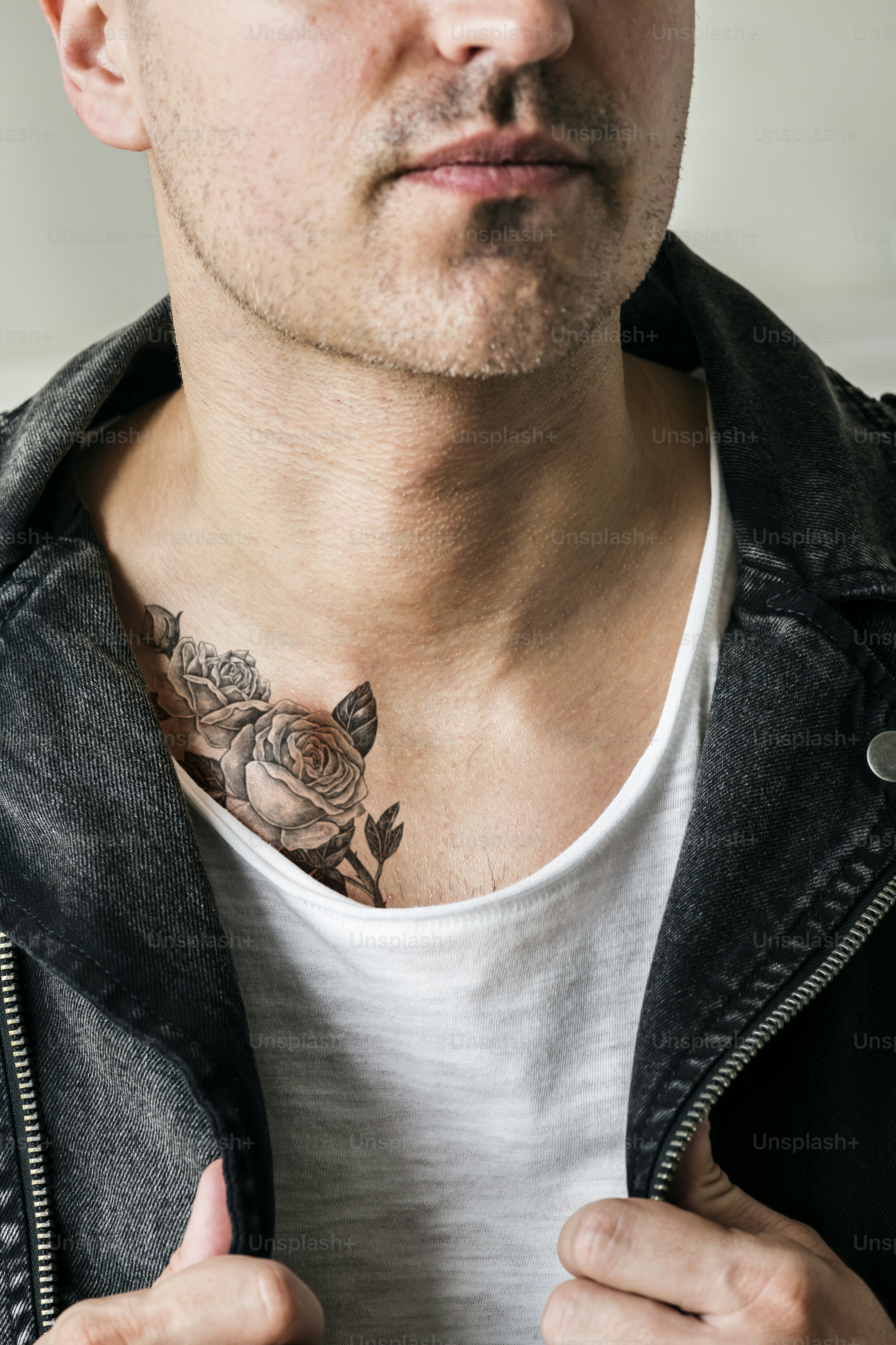 Close-up de tatuagem no peito de um homem foto – Imagem sobre Flor na  Unsplash, image size:3000x4500