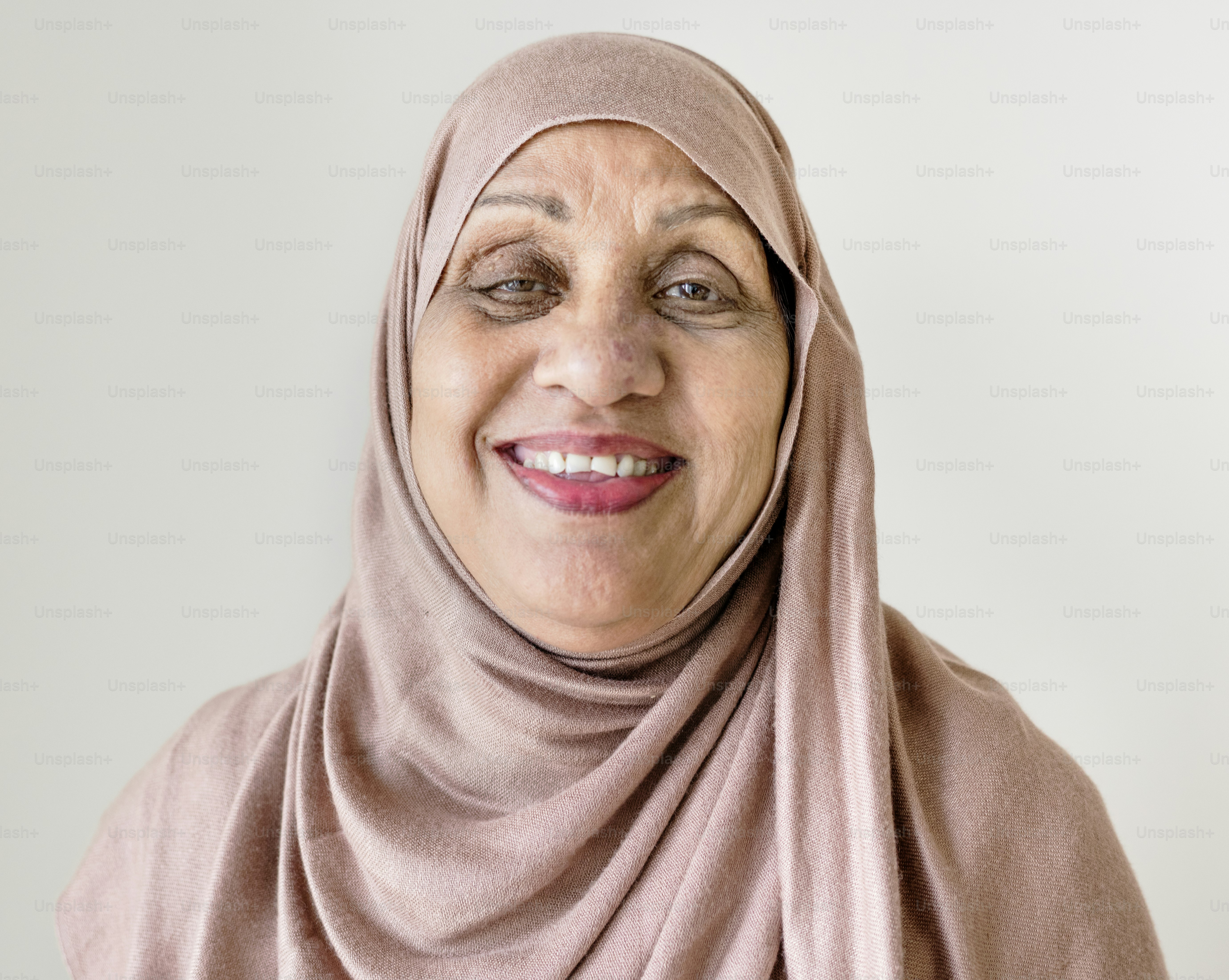 Potret seorang wanita Muslim senior