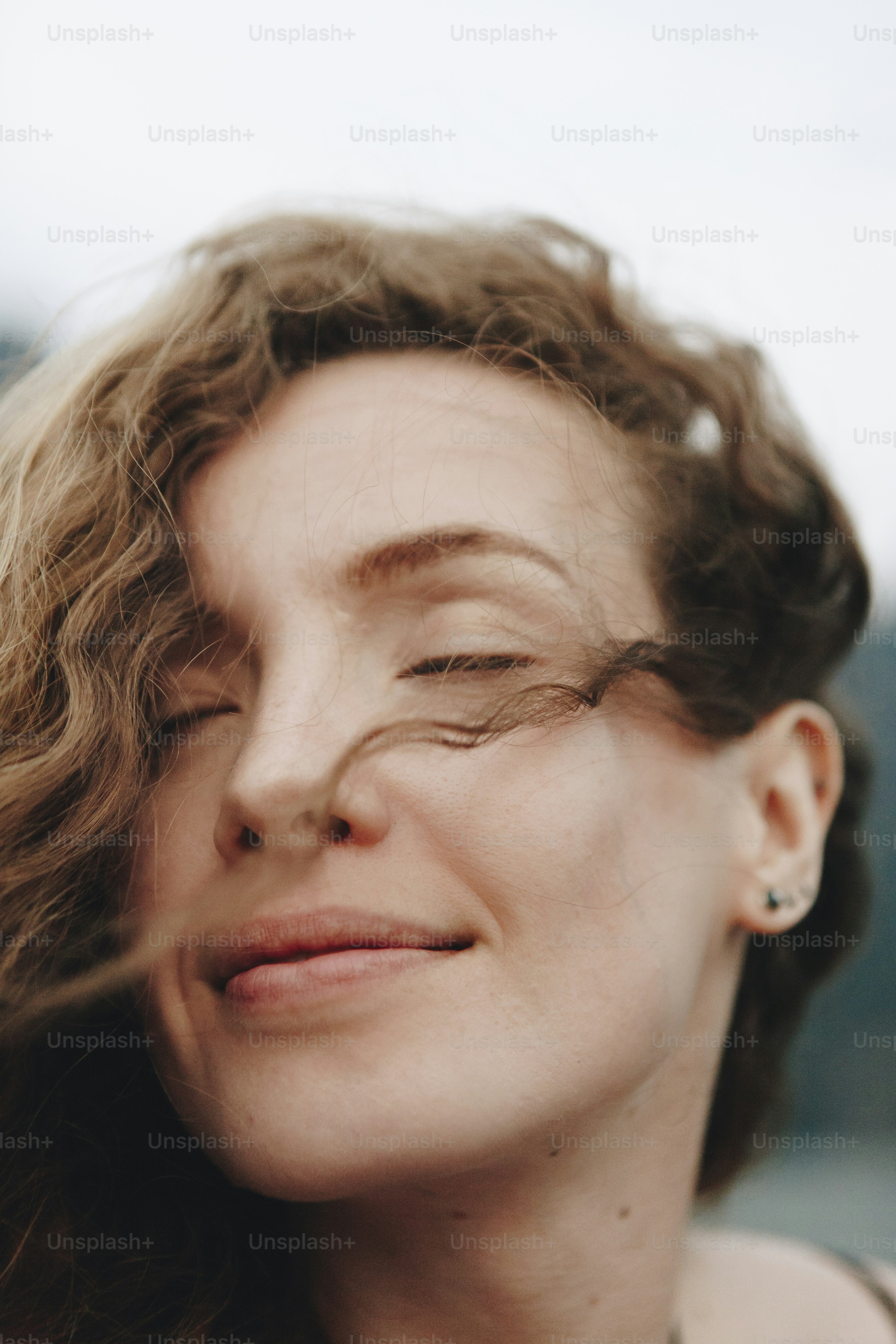 Portrait d’une belle femme aux cheveux bouclés