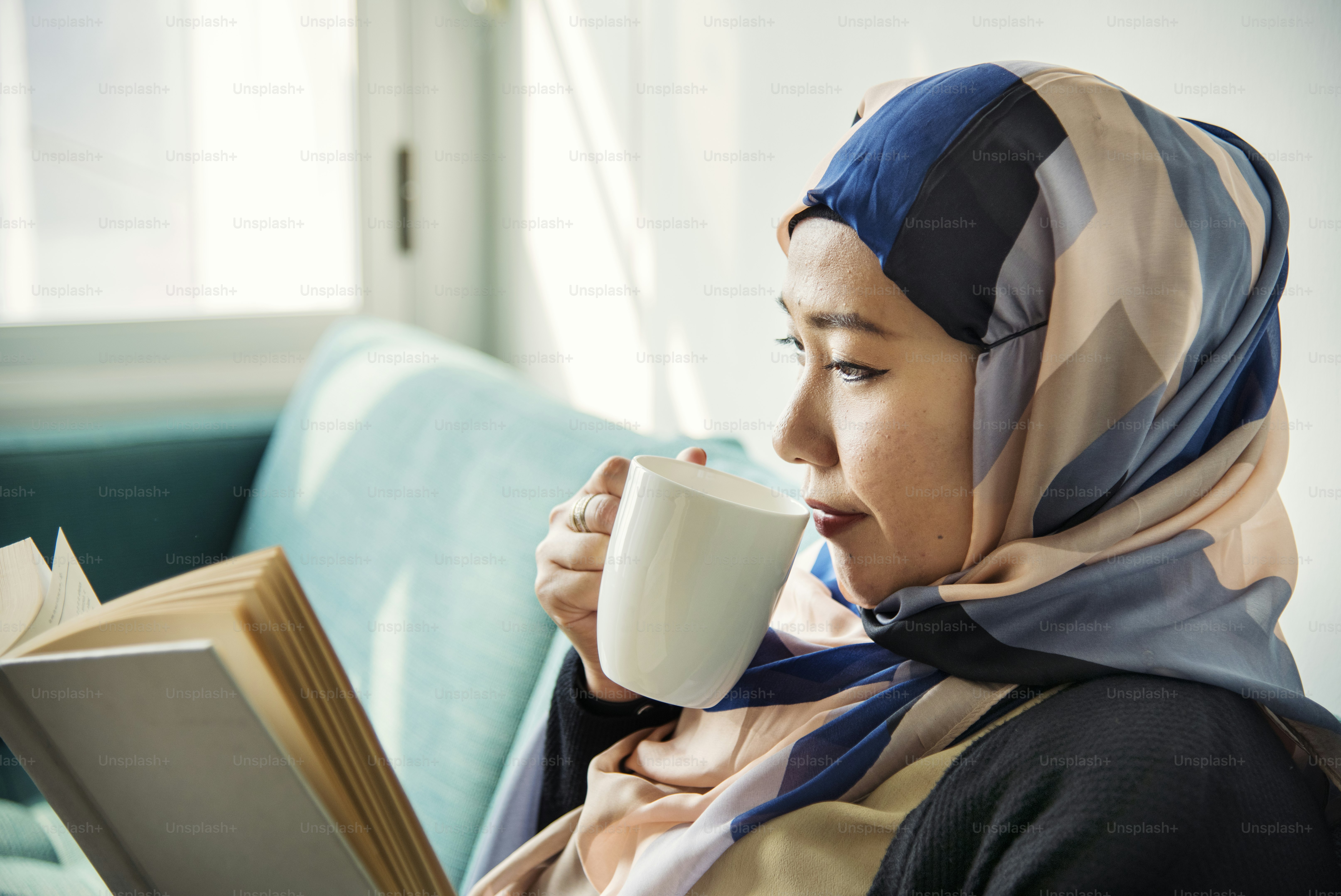 Islamic woman reading and drinking coffee photo – Modest clothing Image ...
