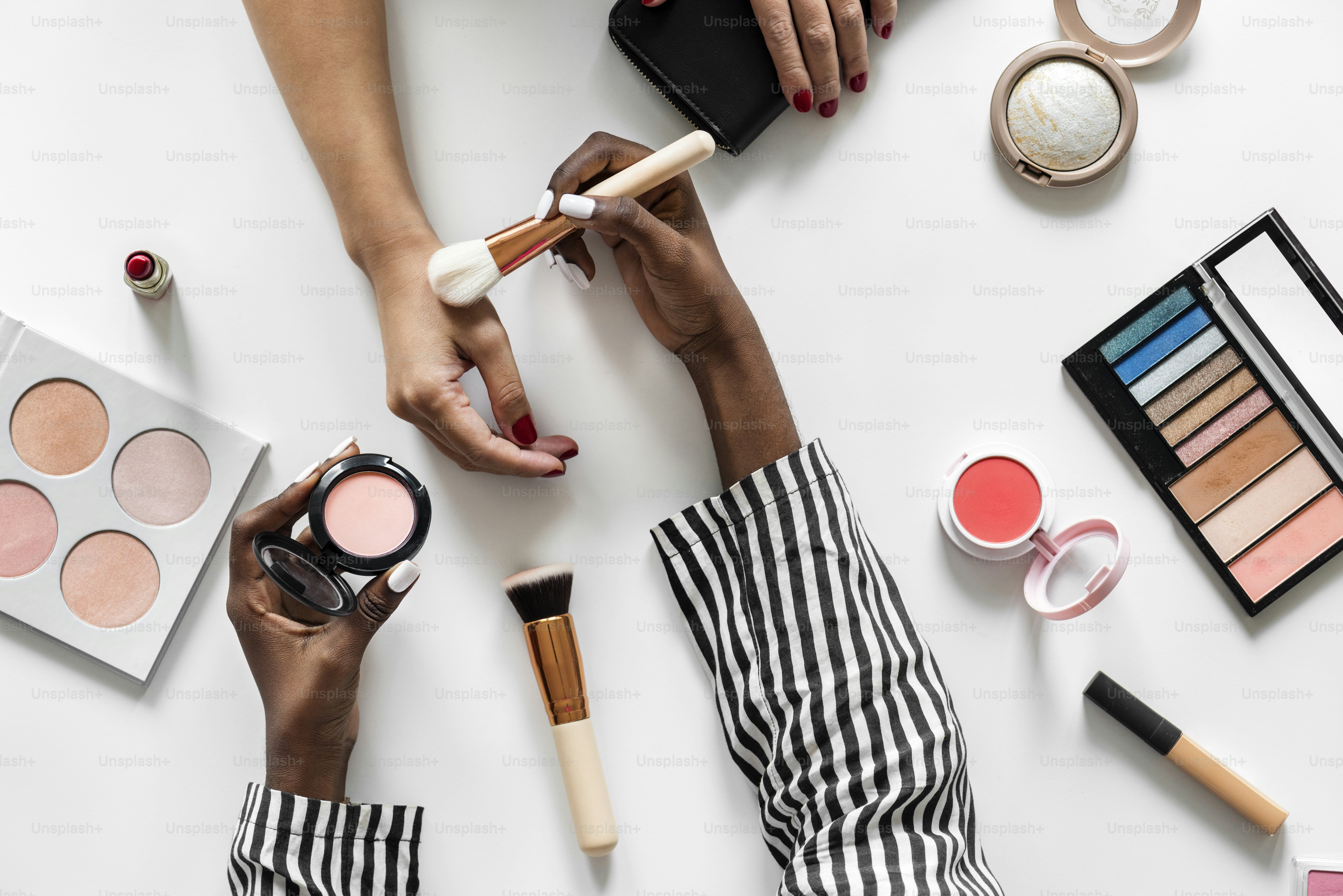 Blogger kecantikan menguji kosmetik