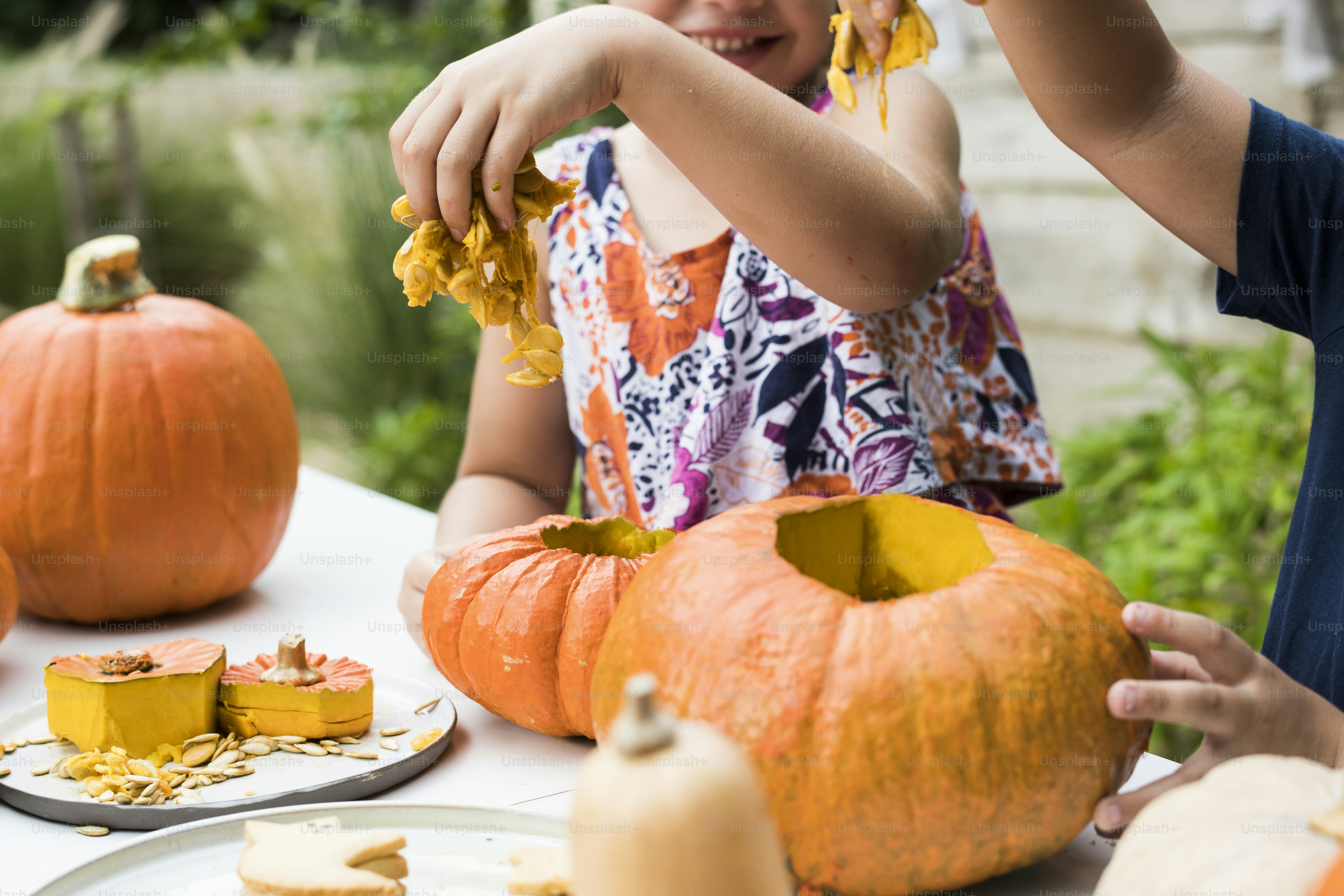 Jeunes enfants sculptant des citrouilles d’Halloween