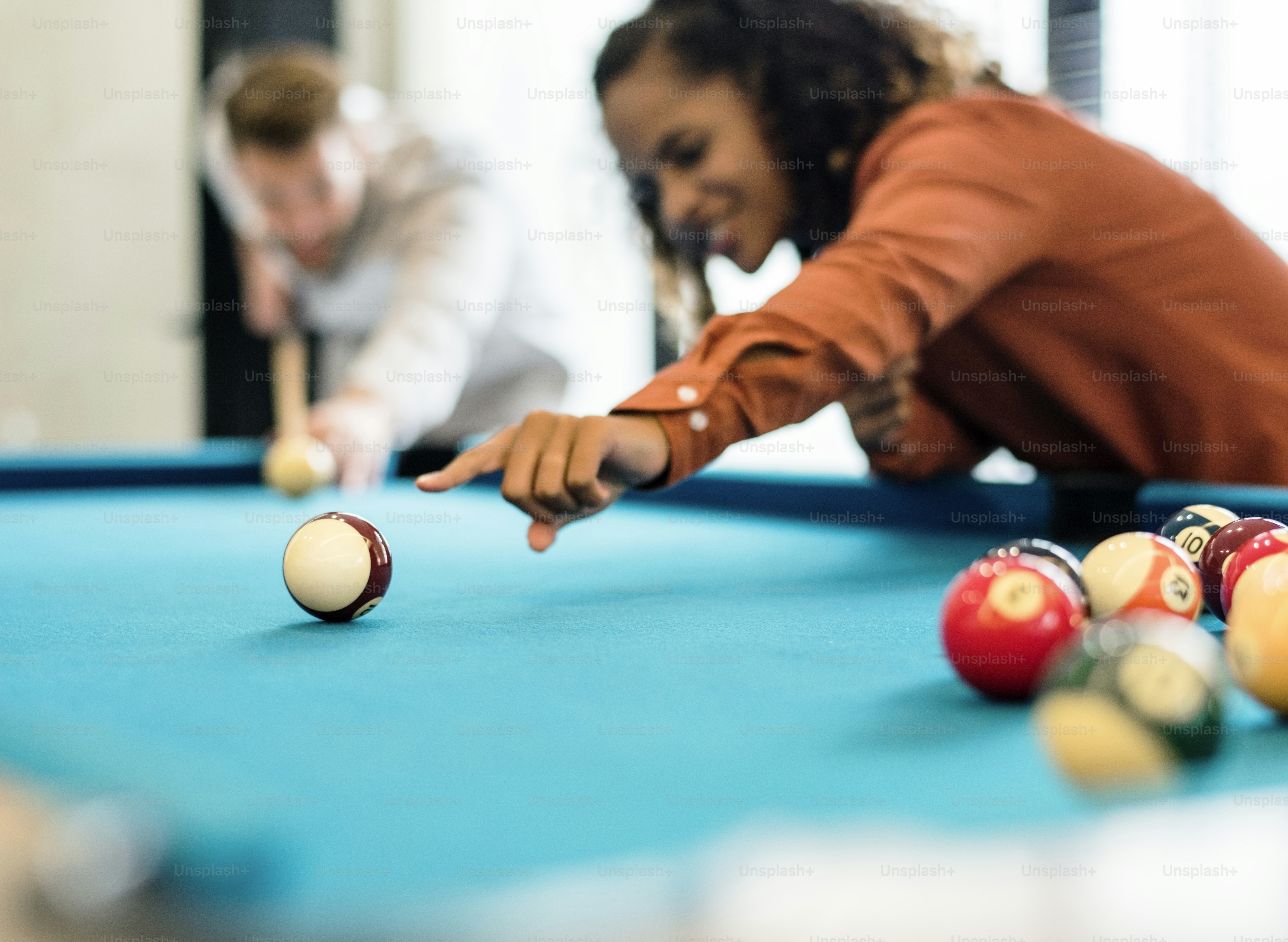 幸せな友達が一緒にプールを遊ぶ