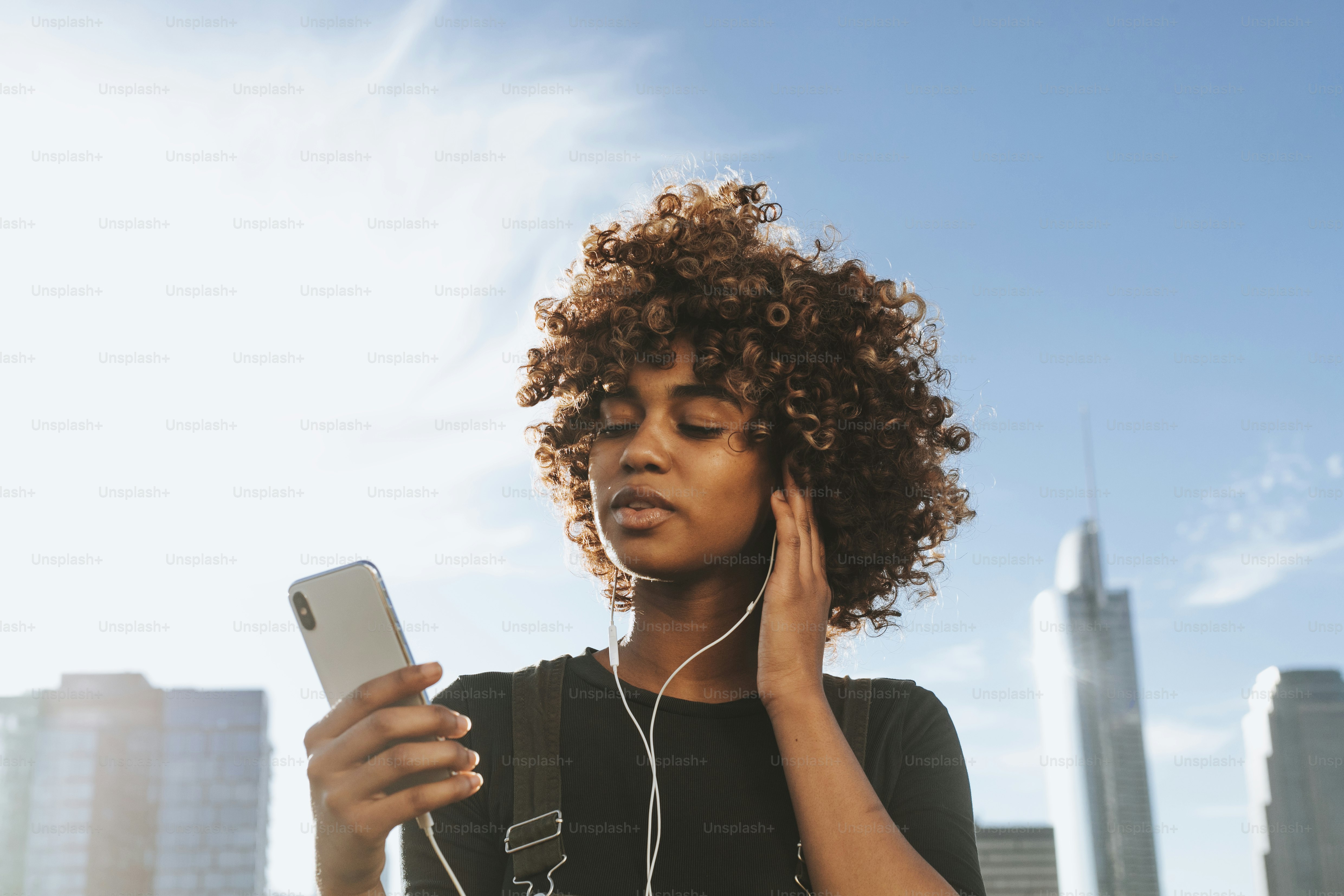 Fille écoutant de la musique depuis son téléphone