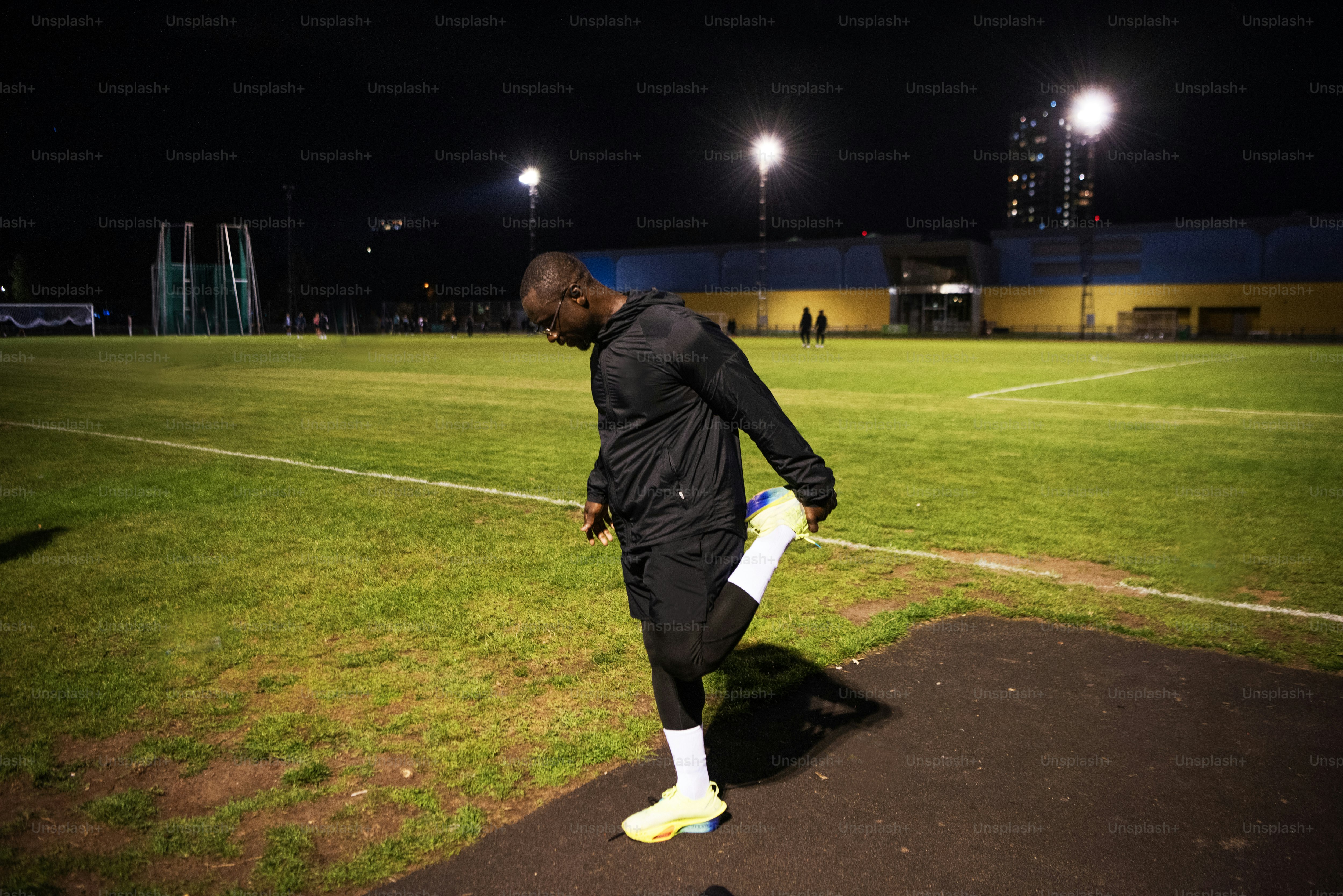 Un homme debout sur un terrain de football