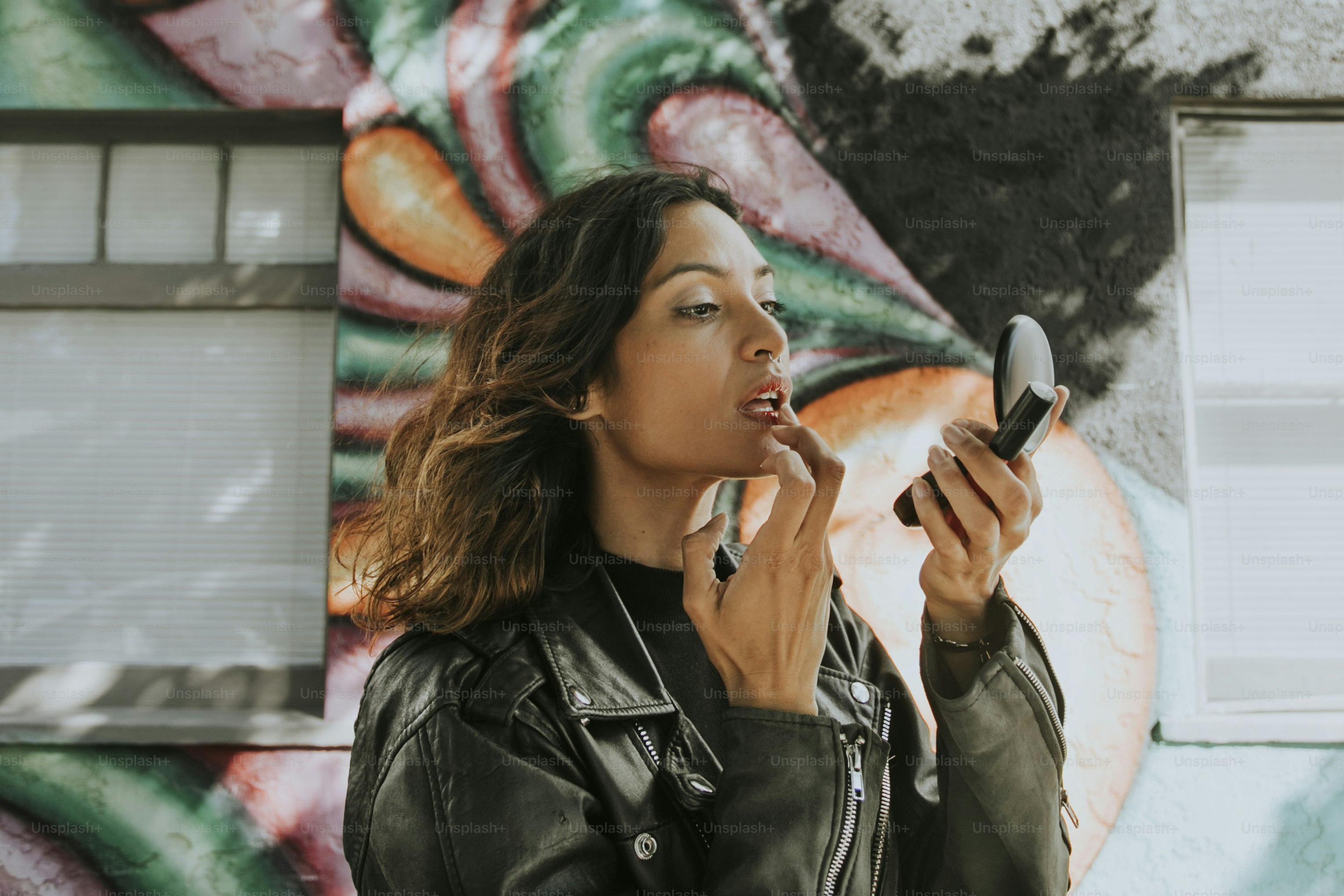 Frau trägt roten Lippenstift auf