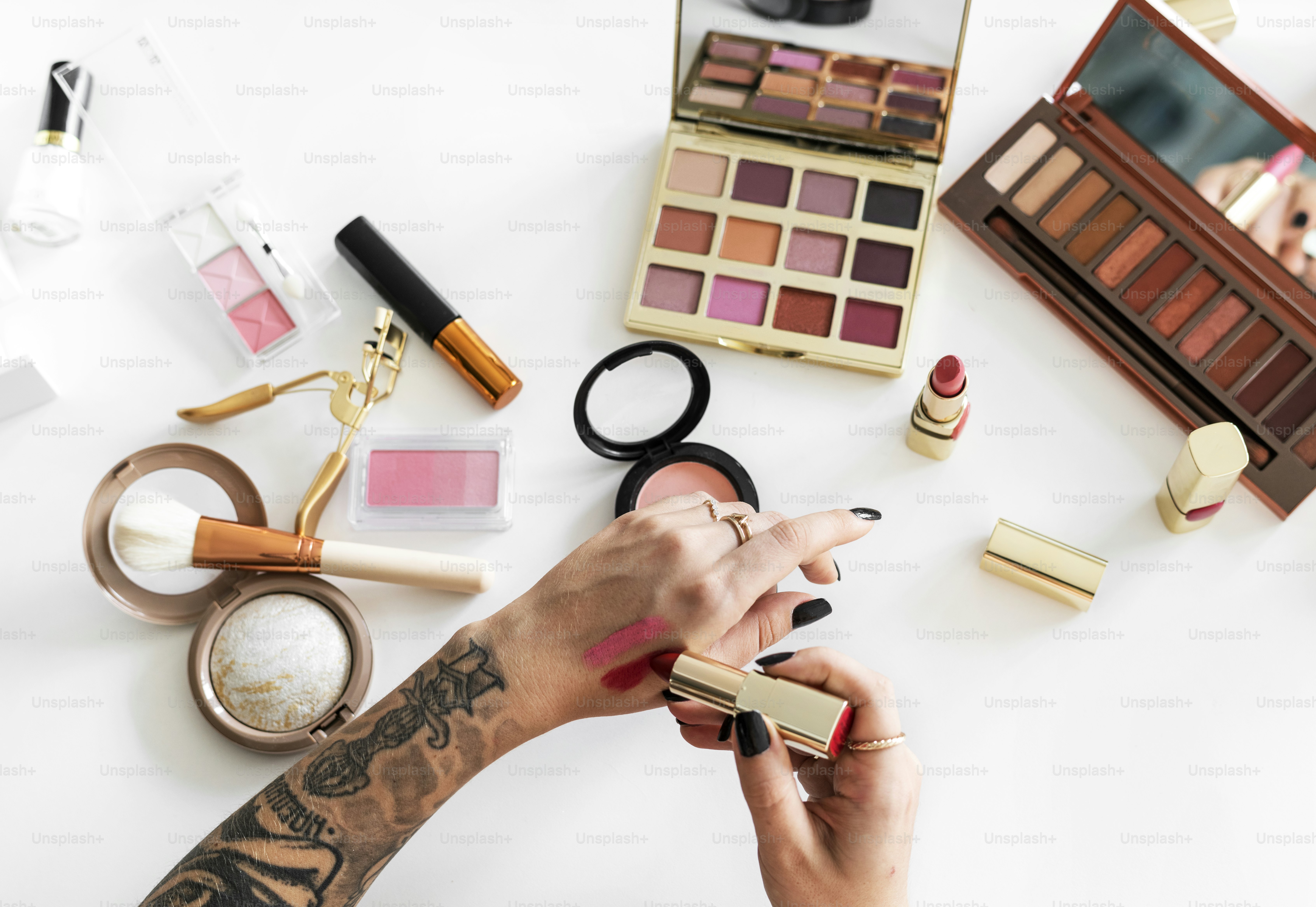 Mujer probándose el maquillaje foto – Imagen de Belleza en Unsplash