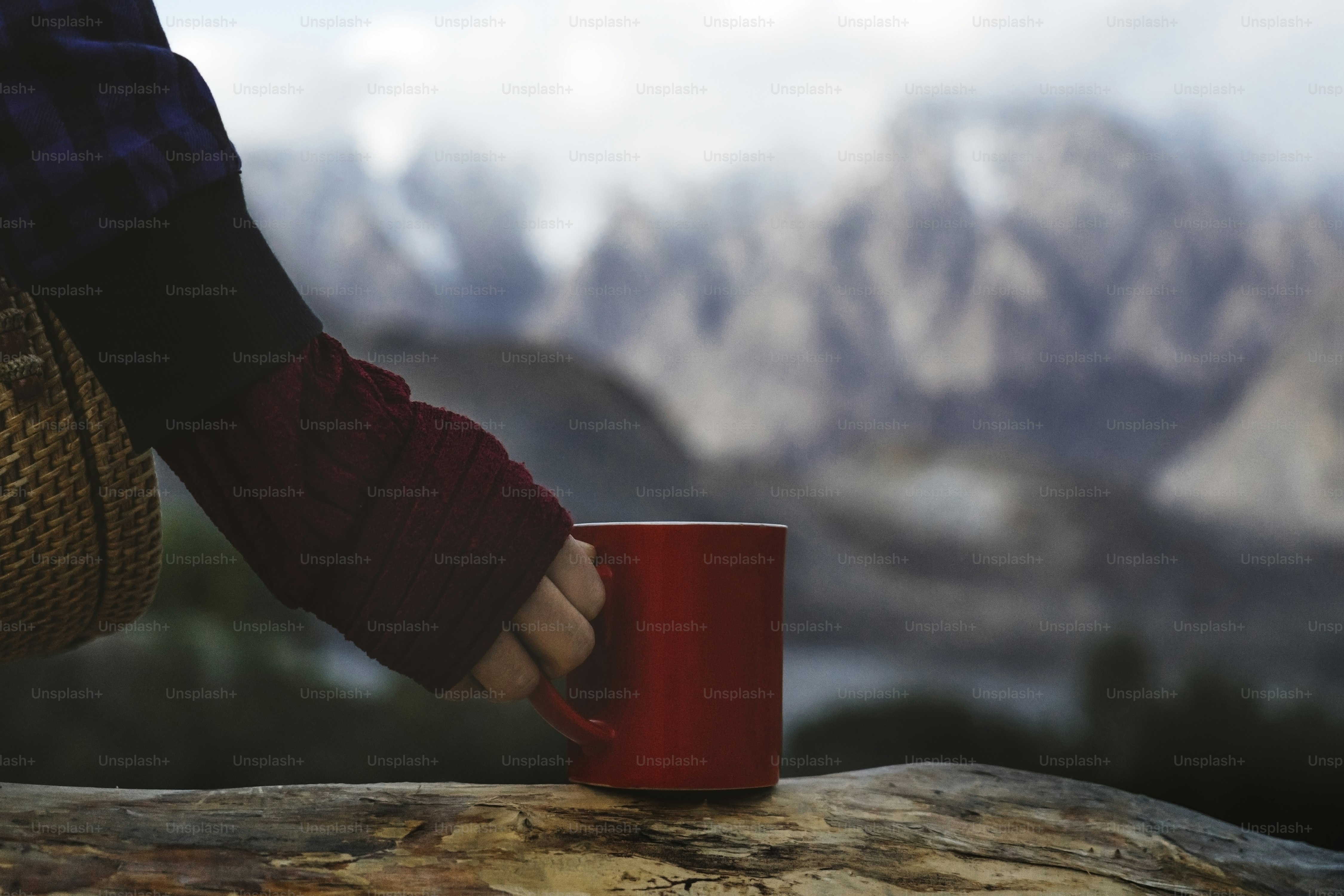Mujer sosteniendo una taza con vistas a las montañas del Himalaya