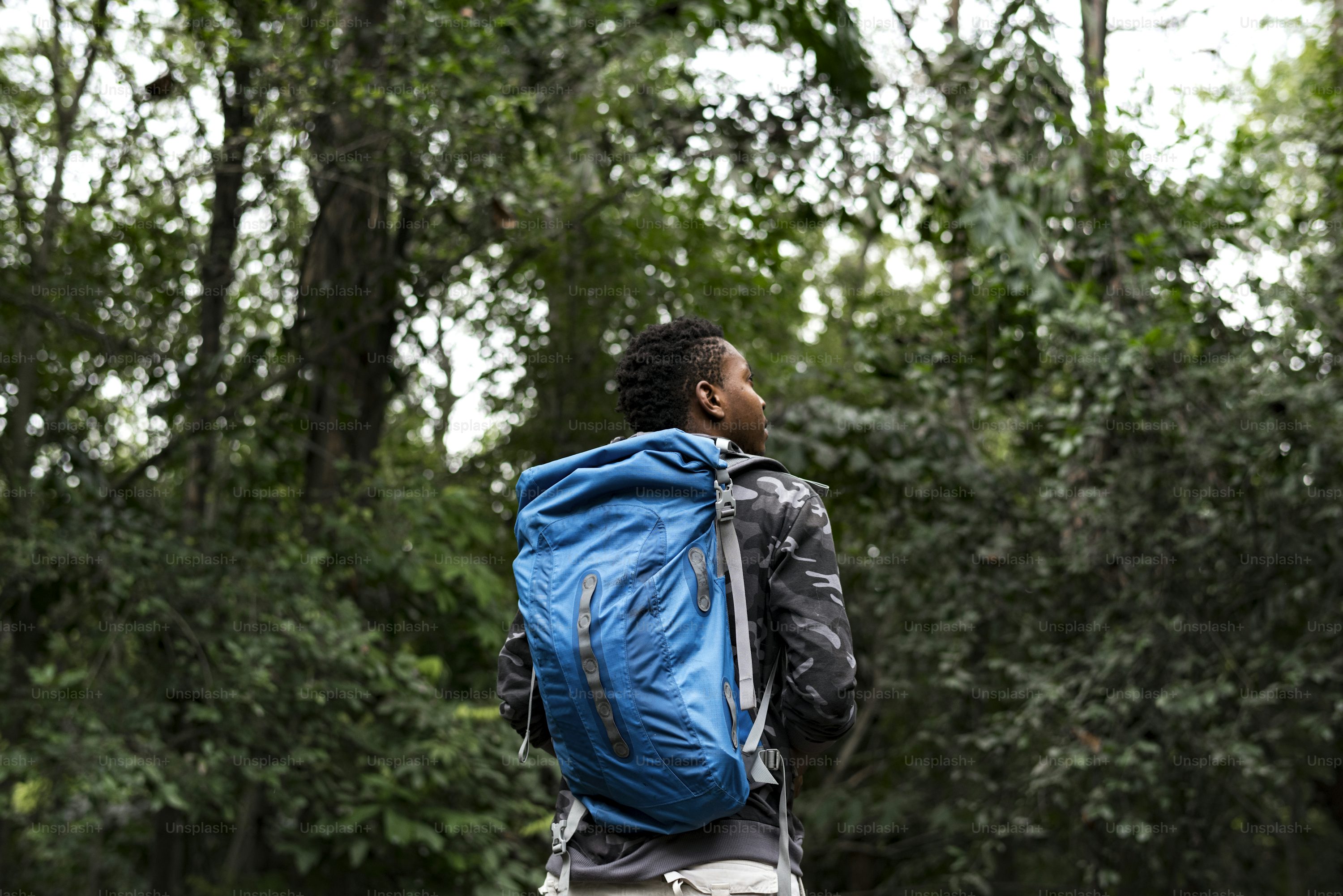 森の中をトレッキング