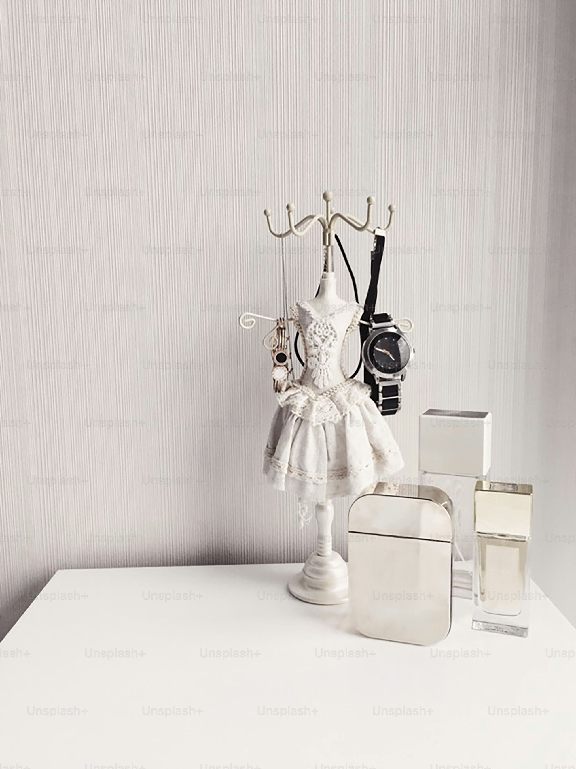 Parfümflakons auf dem Schminktisch einer Frau