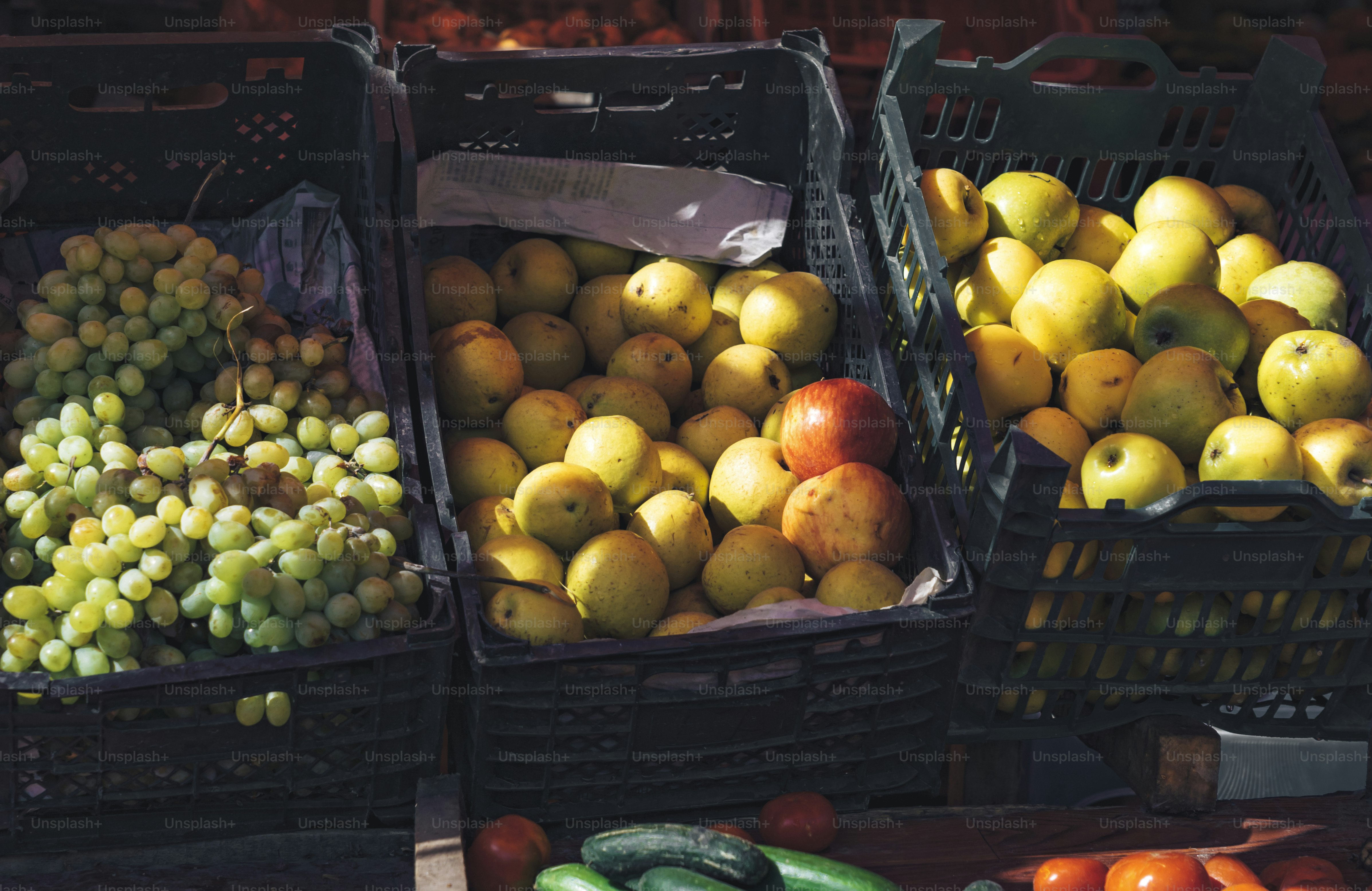 Äpfel und Trauben in Kisten