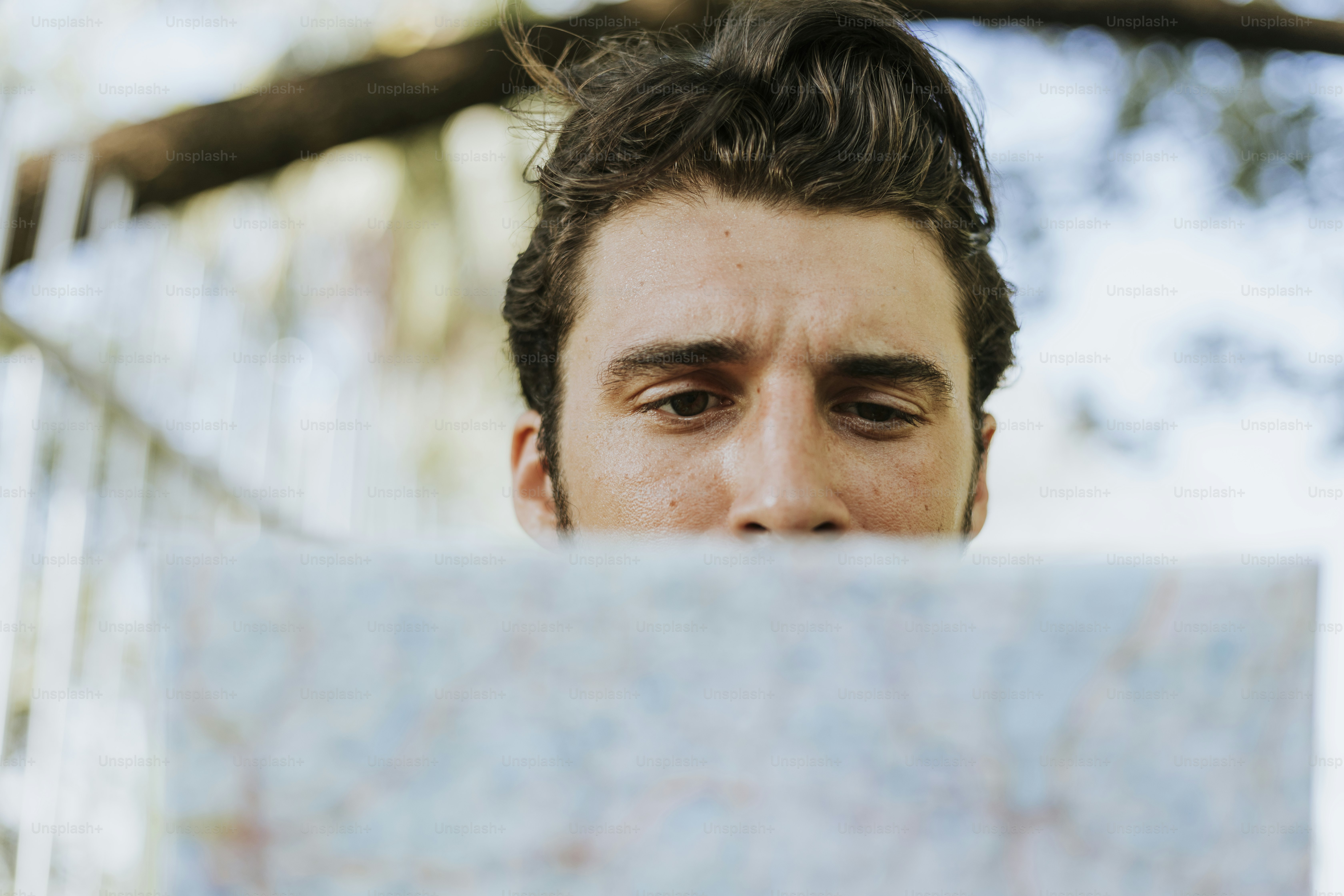 Mann mit einer Karte im Park in der Innenstadt