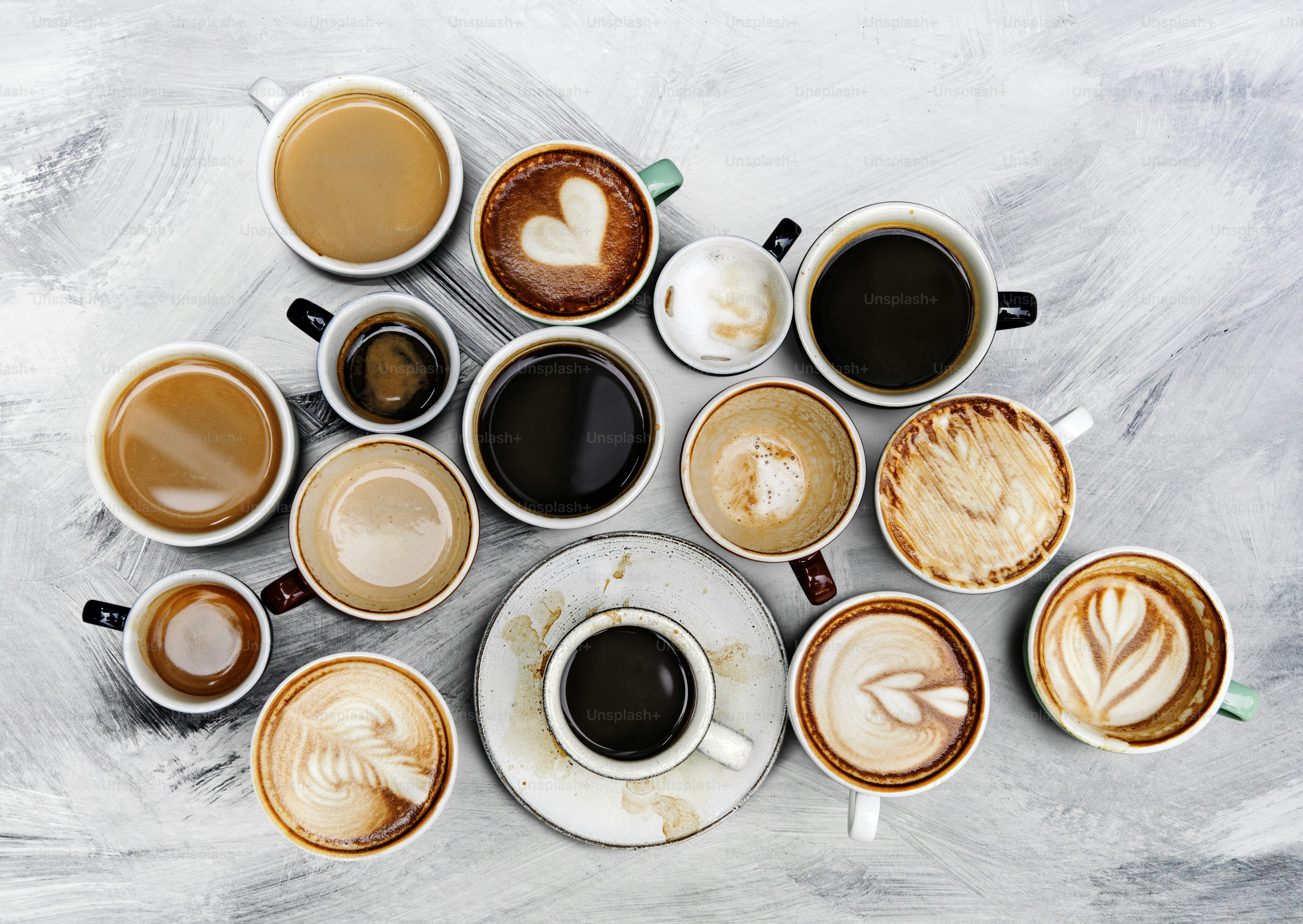 Verschiedene Kaffeetassen auf einem strukturierten Hintergrund
