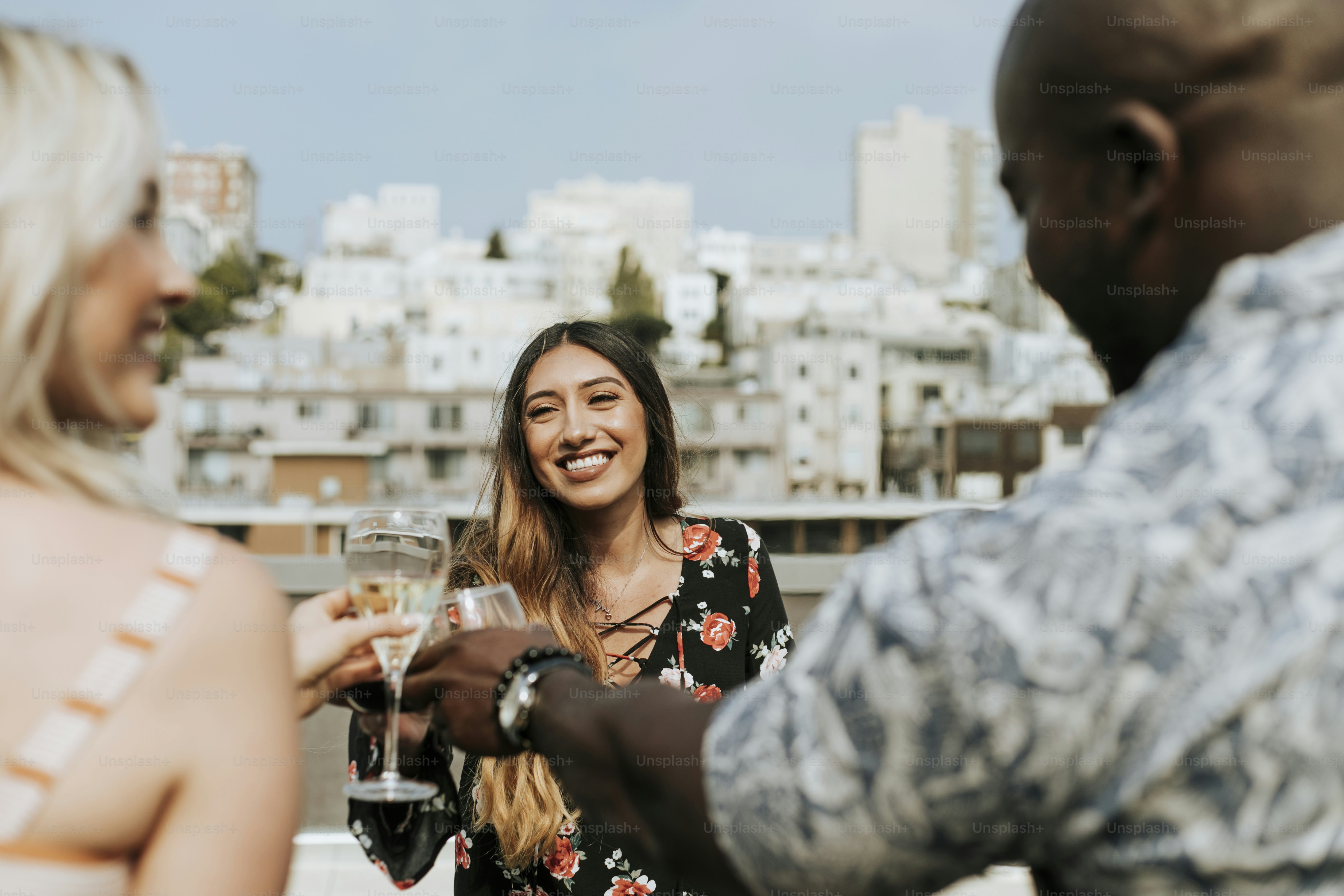 屋上パーティーで乾杯する陽気な仲間たち