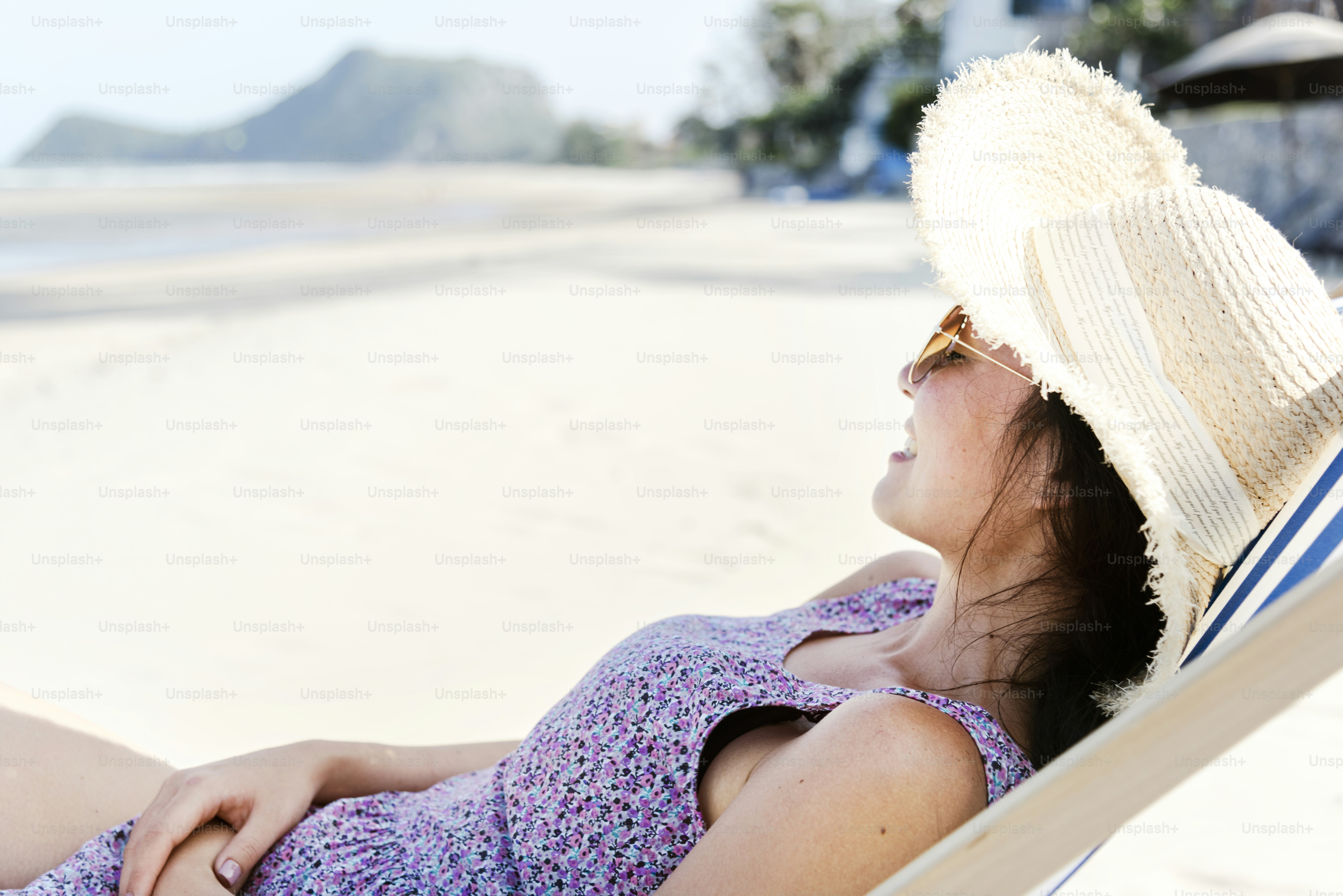 Asian woman relaxing at the beach photo – Beach Image on Unsplash