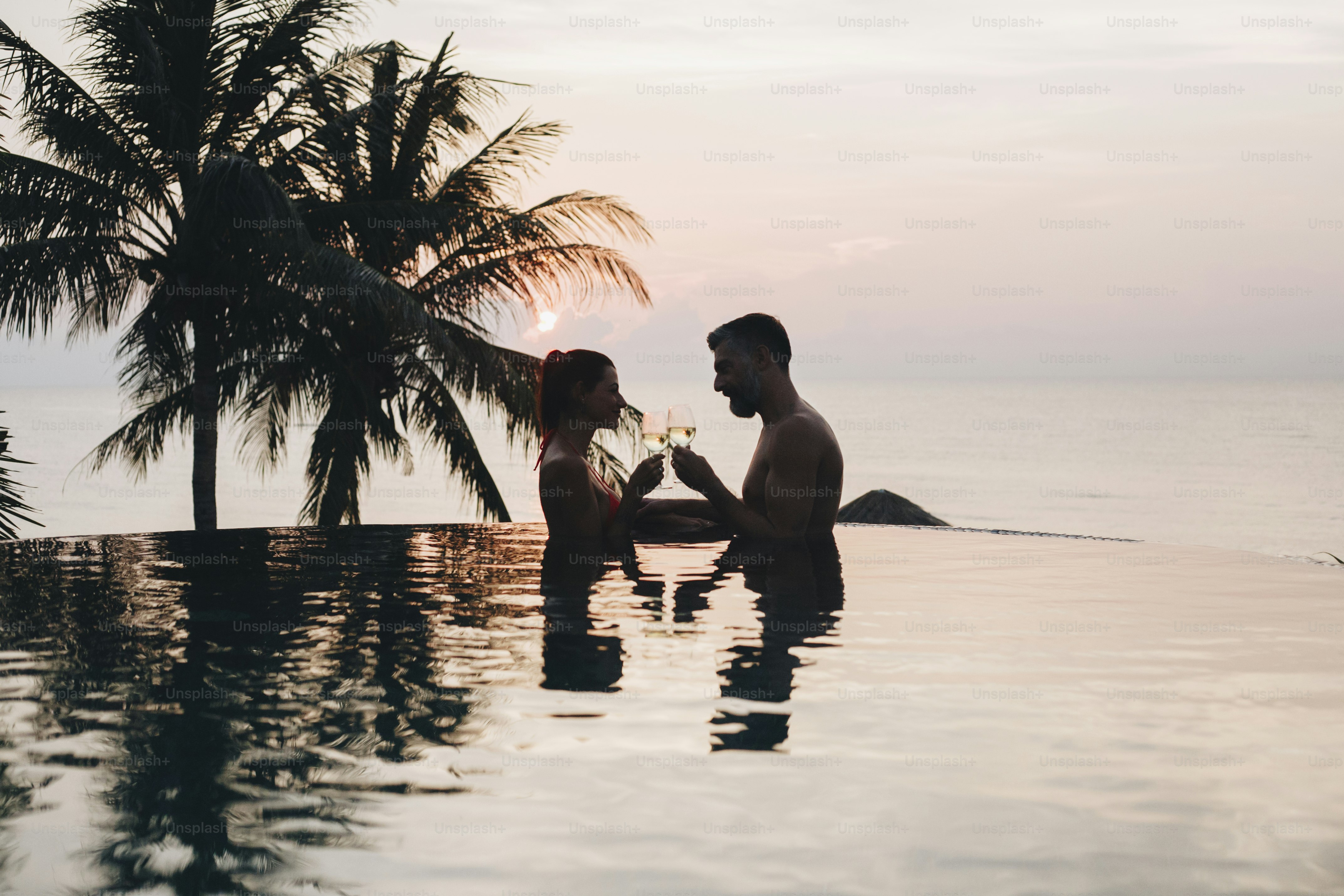 Casal desfrutando de um pôr do sol romântico