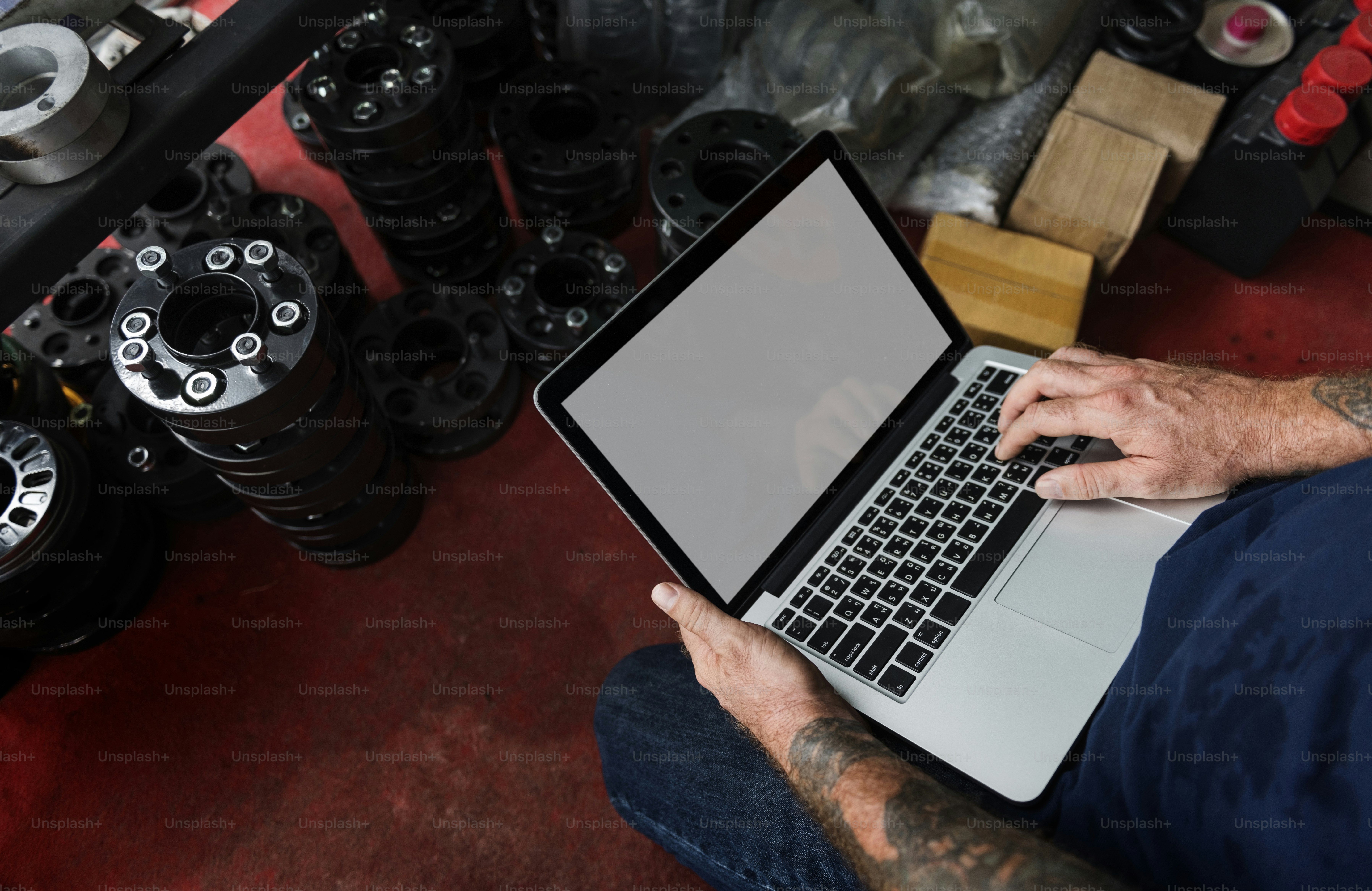 A mechanic working with his laptop photo – Computer Image on Unsplash