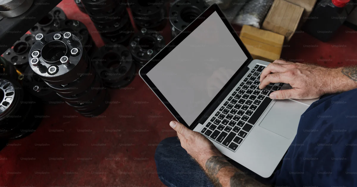 Mecanic Working Computer A mechanic working with his laptop photo – Computer Image on Unsplash