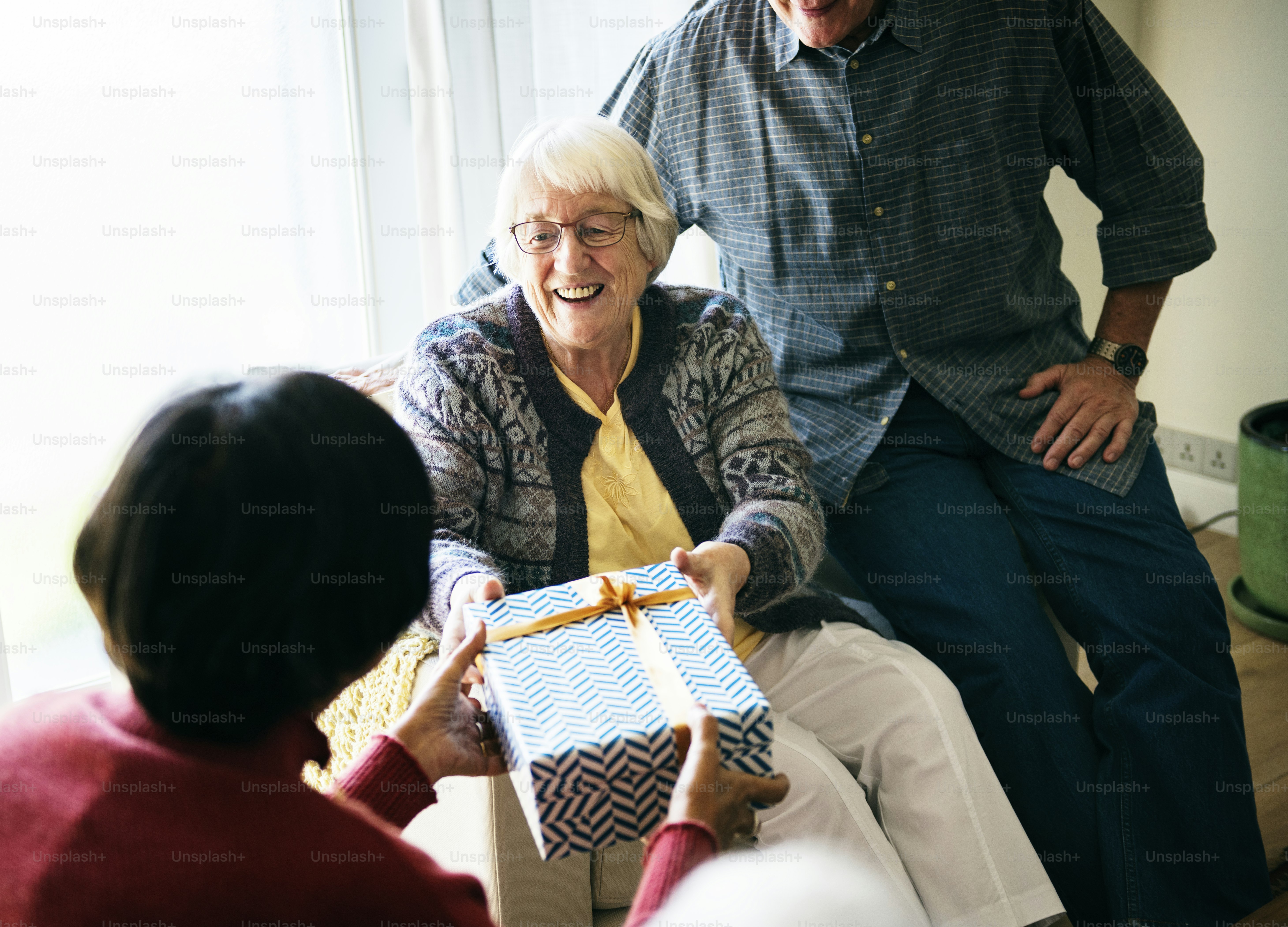 ギフトボックスを受け取る陽気な先輩女性