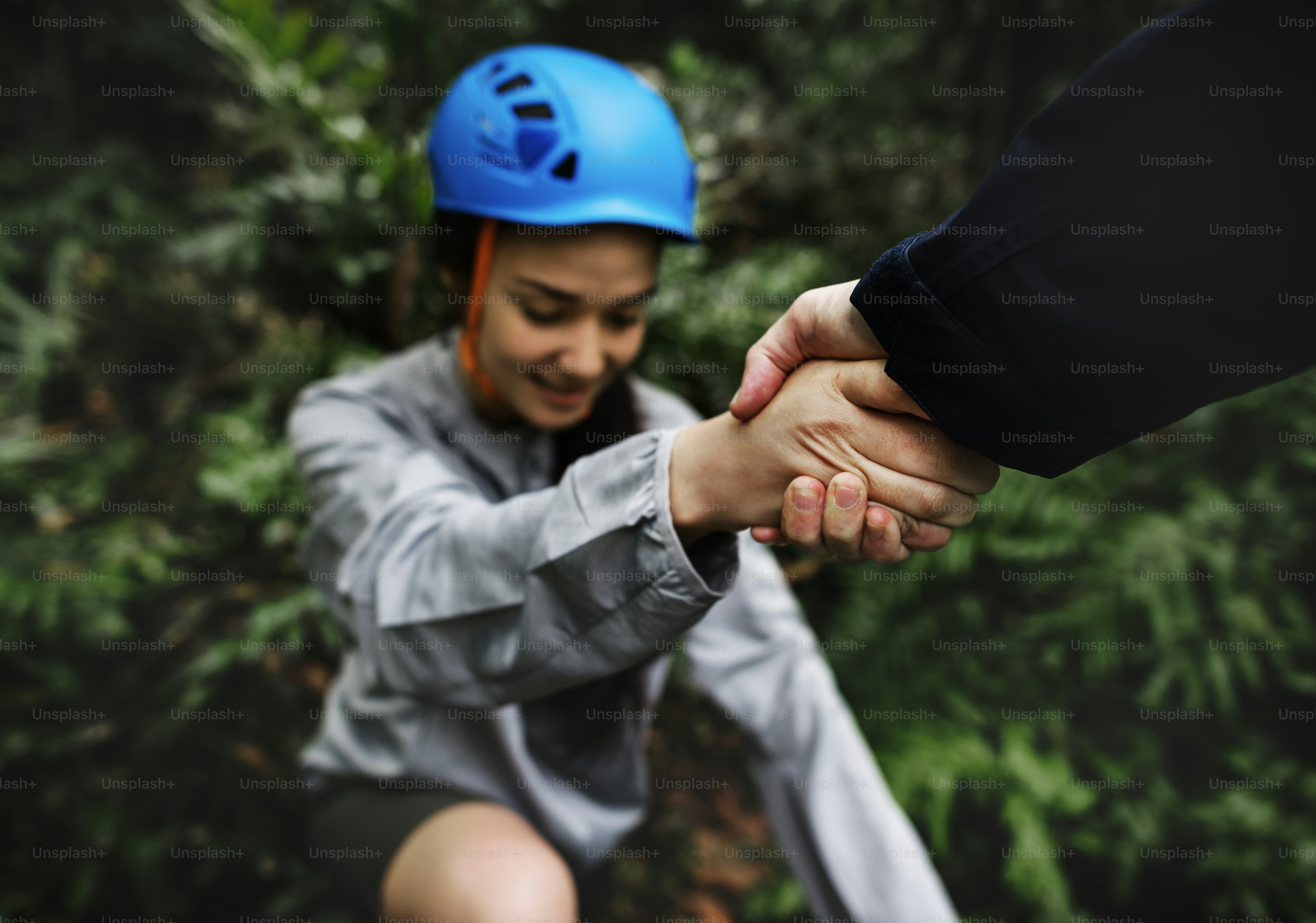 Hand hält Hand helfend