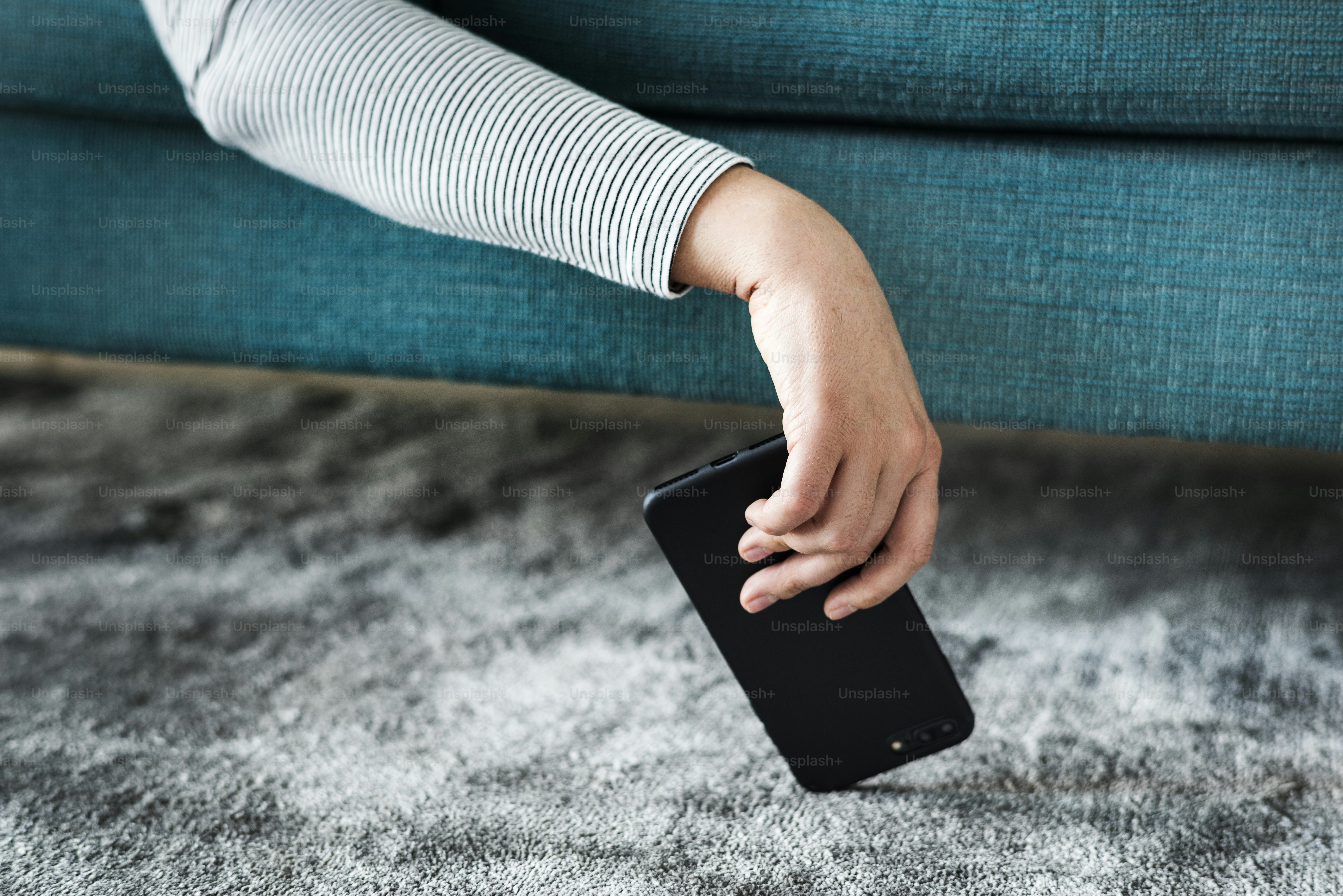 Une femme accro aux réseaux sociaux s’endort