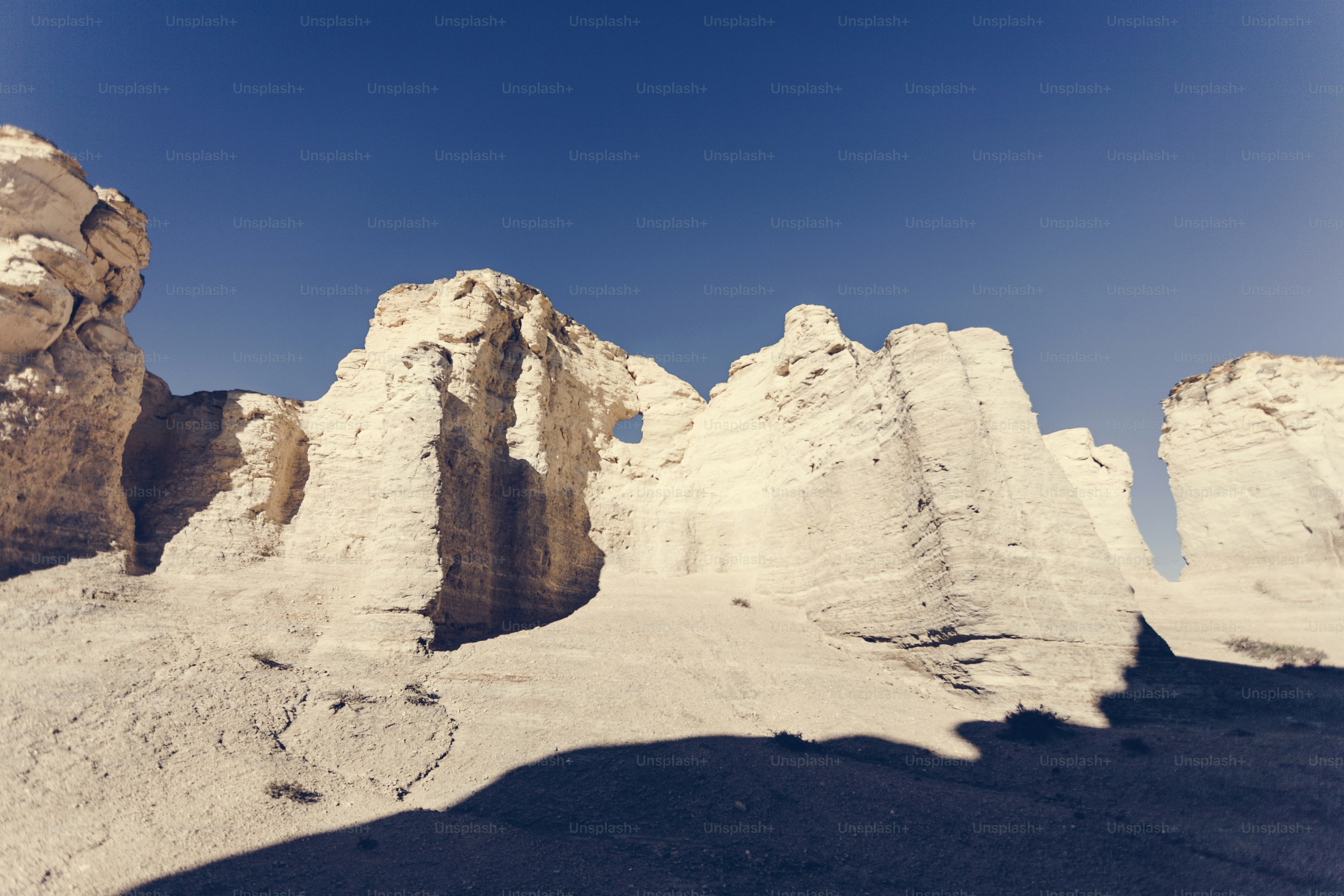 The Beautiful View of Monument Rocks photo – Travel Image on Unsplash