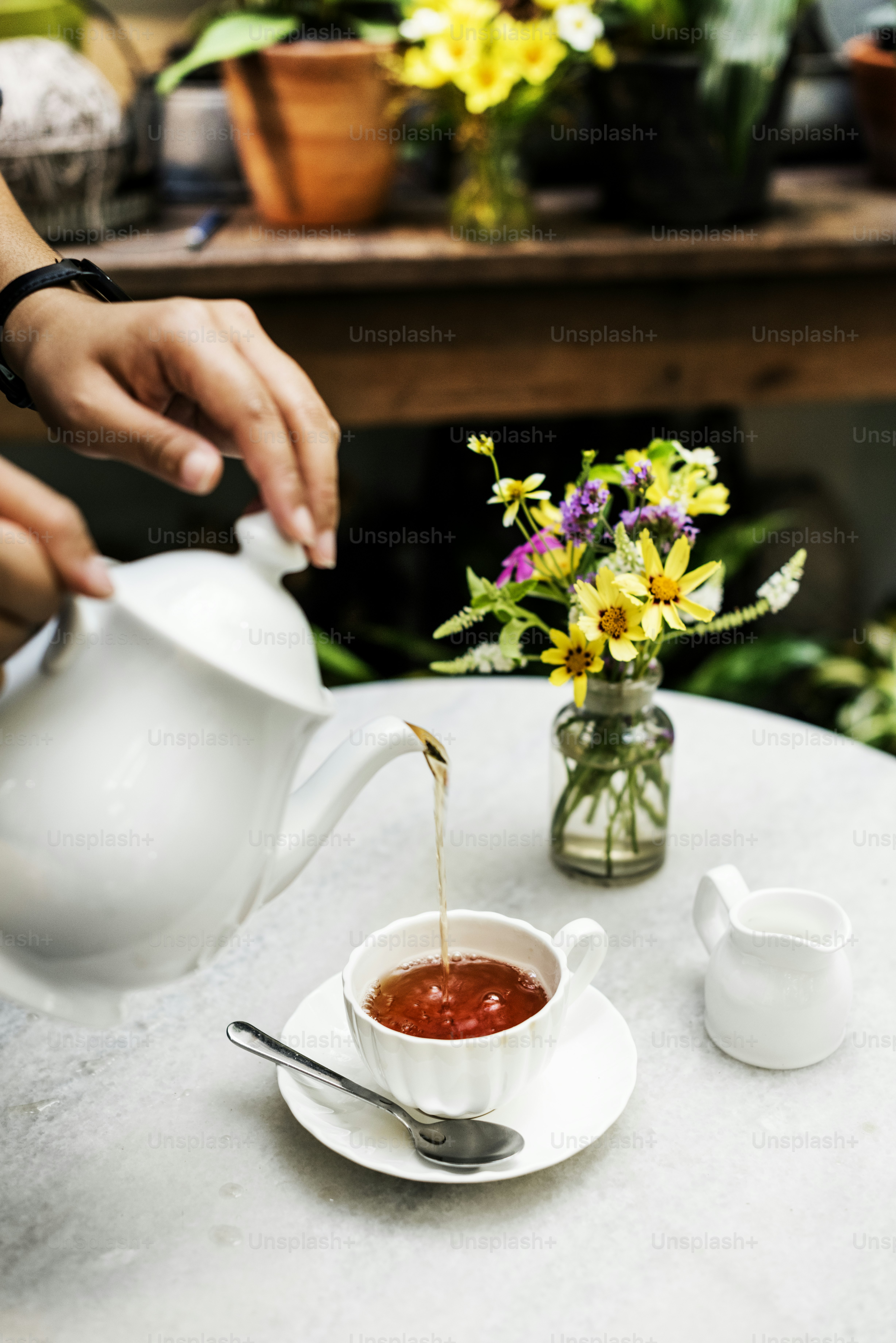 Femme versant du thé dans une tasse