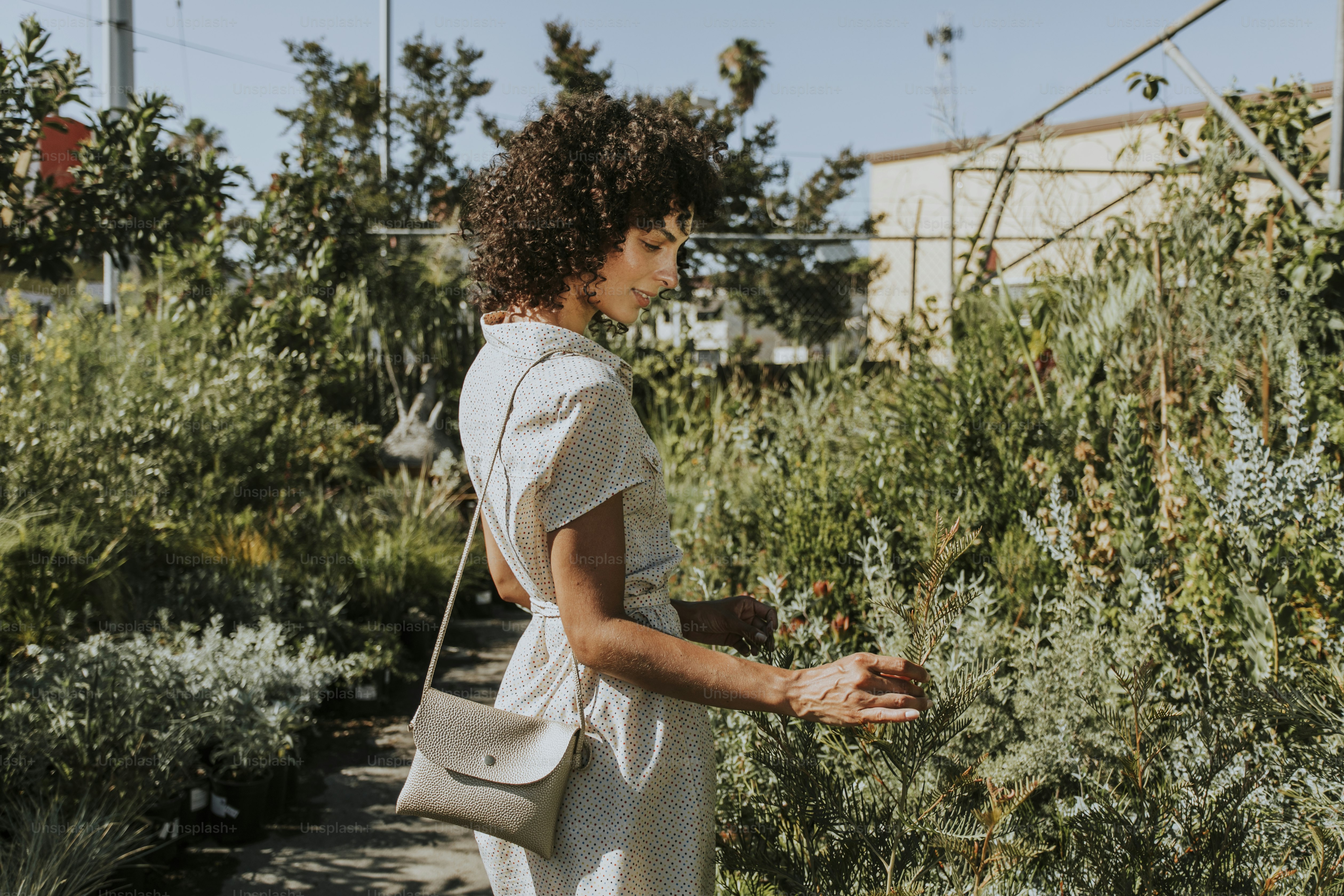 Hermosa mujer en un jardín