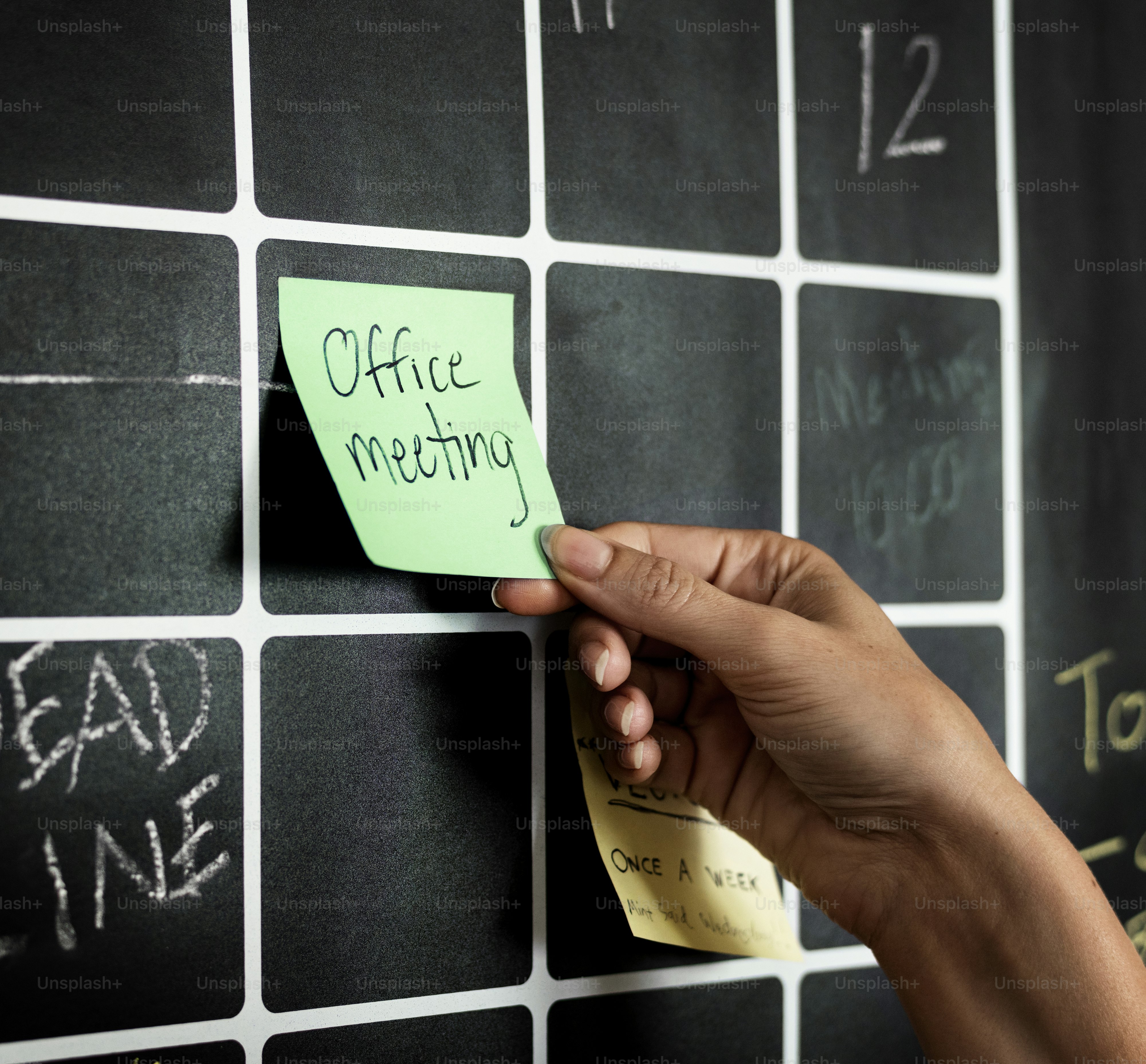 Primer plano de la mano tirando de la nota adhesiva