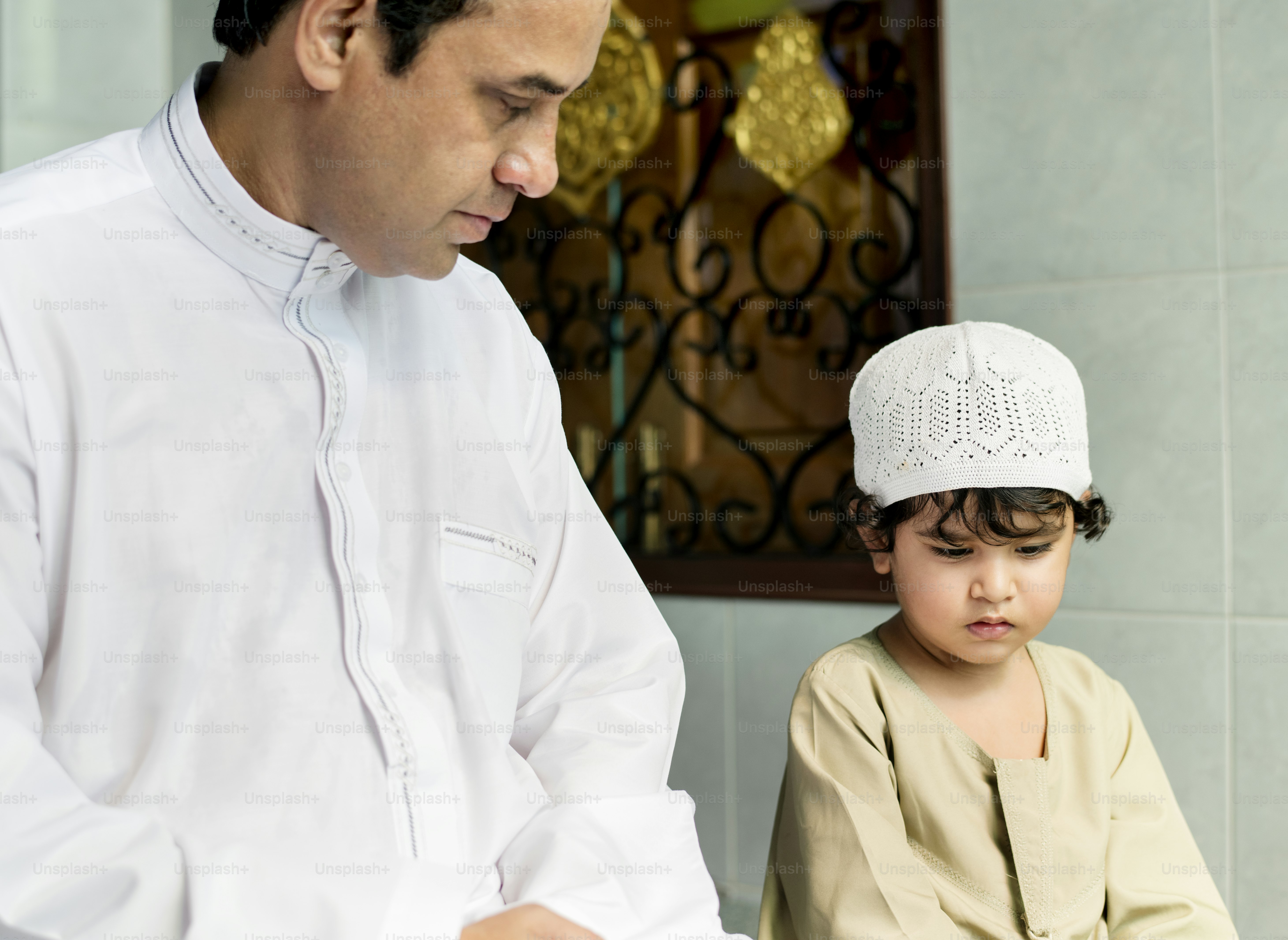 Anak laki-laki Muslim belajar cara Salah
