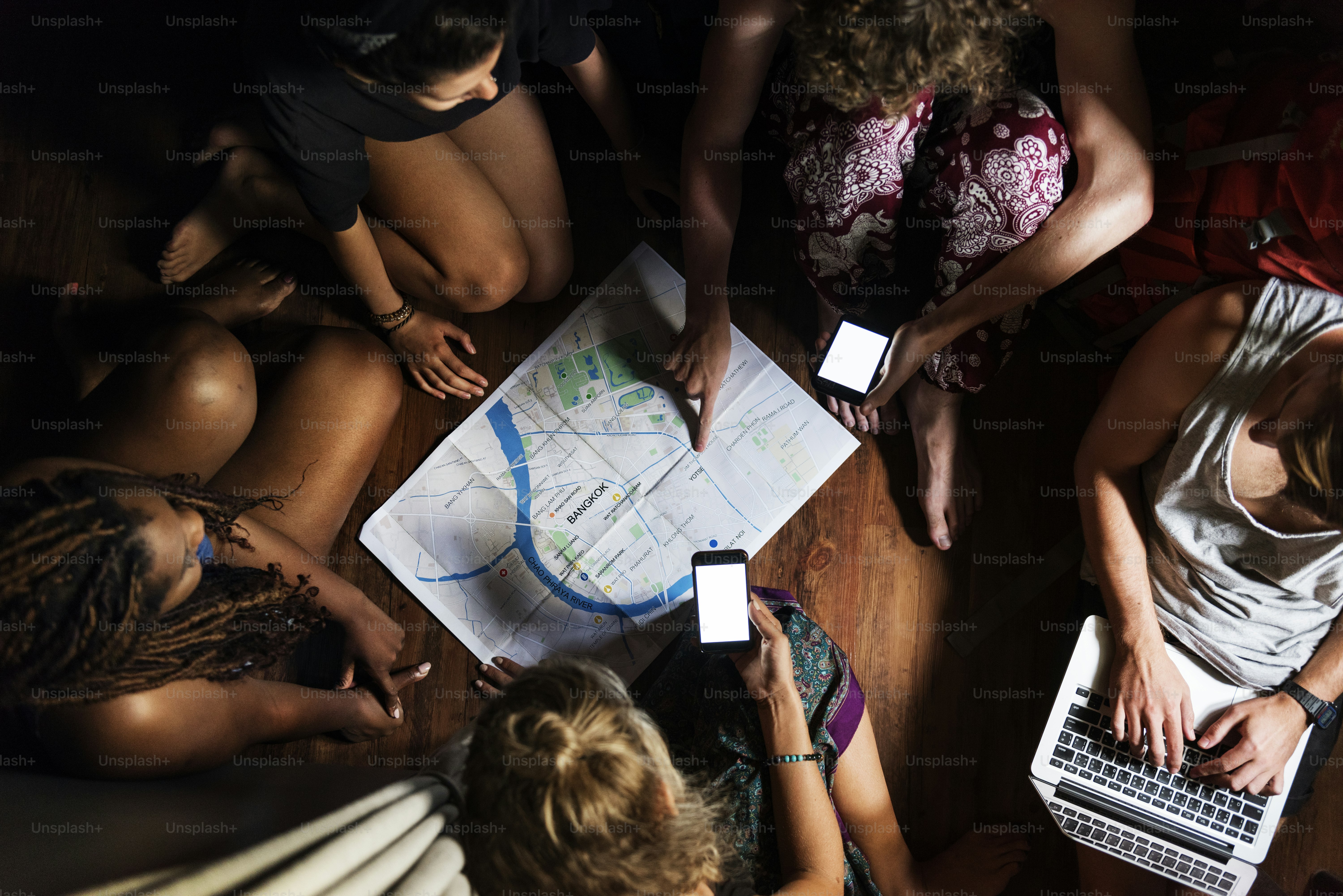 Family using live location Android feature during a travel plan