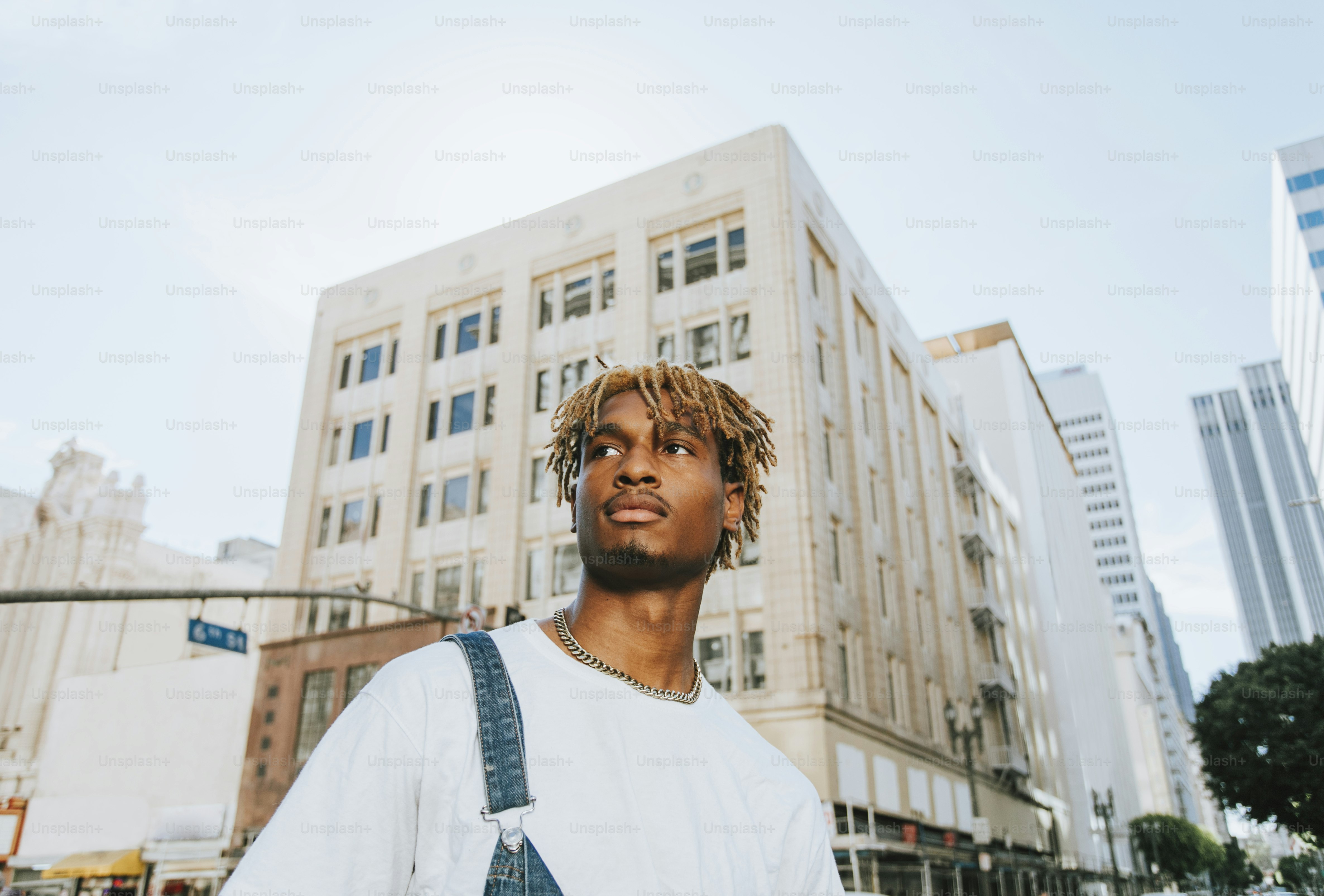 Jovem com dreadlocks no centro de LA