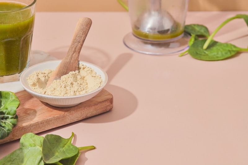 Jus vert aux épinards avec poudre de protéines pour la récupération sportive - Spiruline et performance | Joy Juice