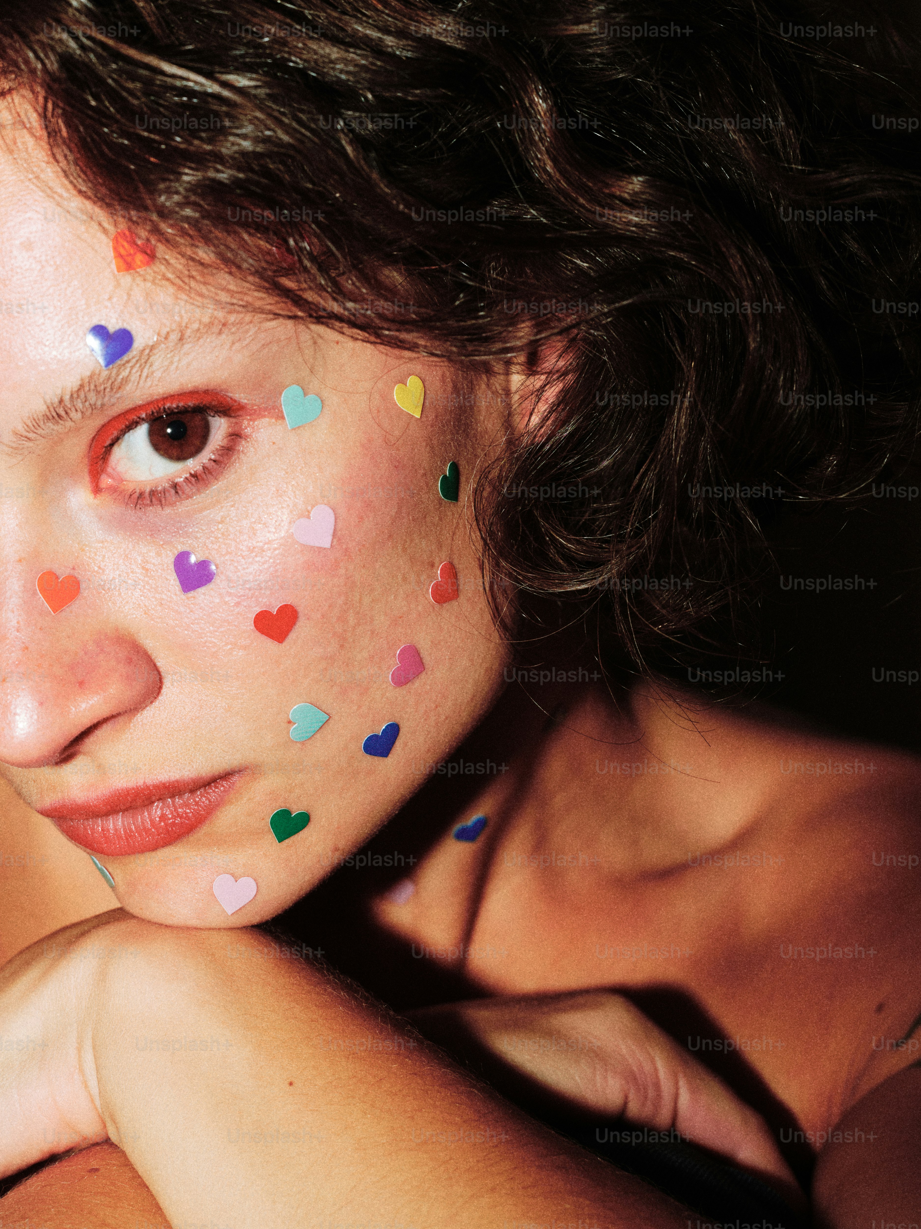 色とりどりの紙吹雪を顔に乗せた女性