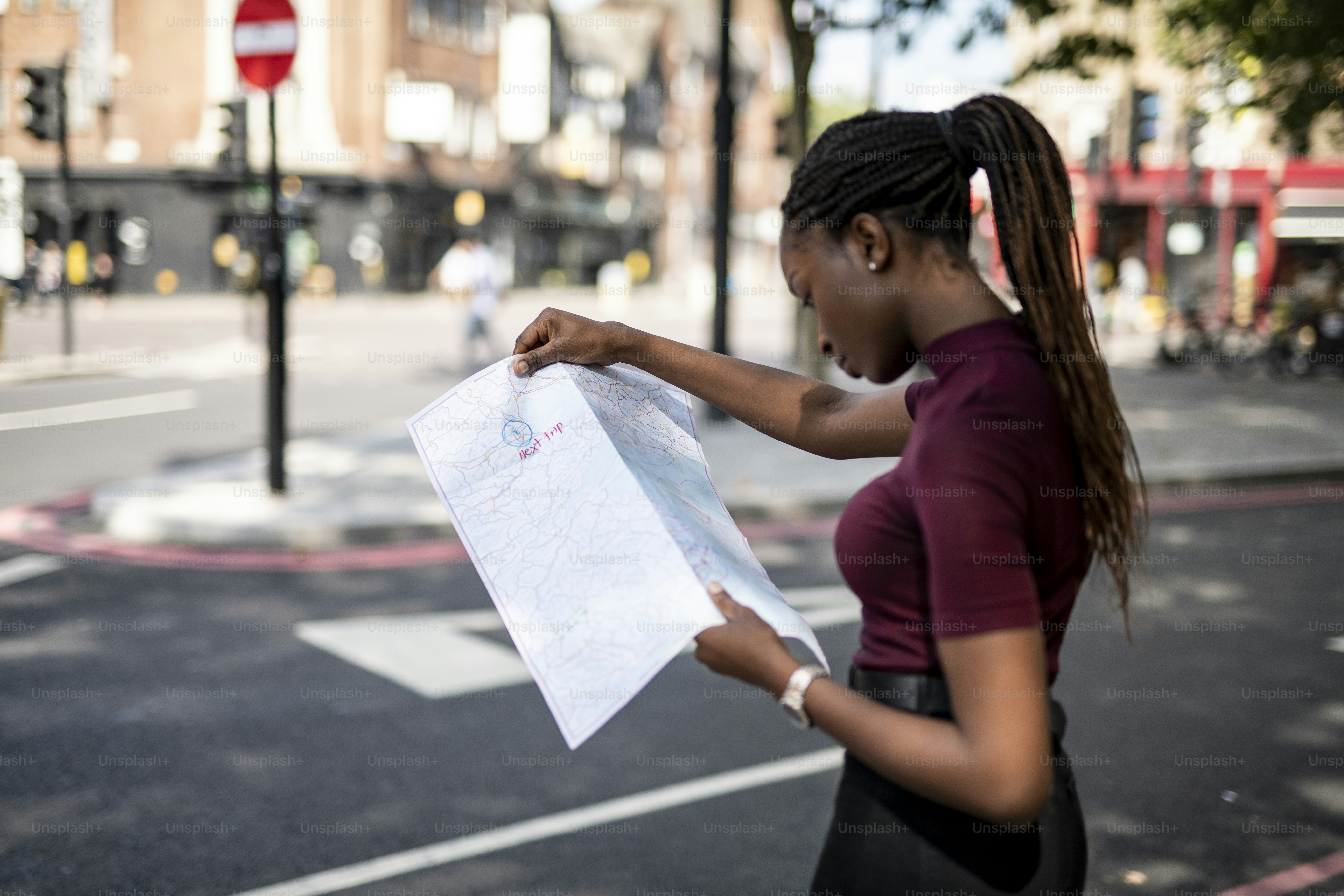 イギリス、ロンドンを歩き回る観光客