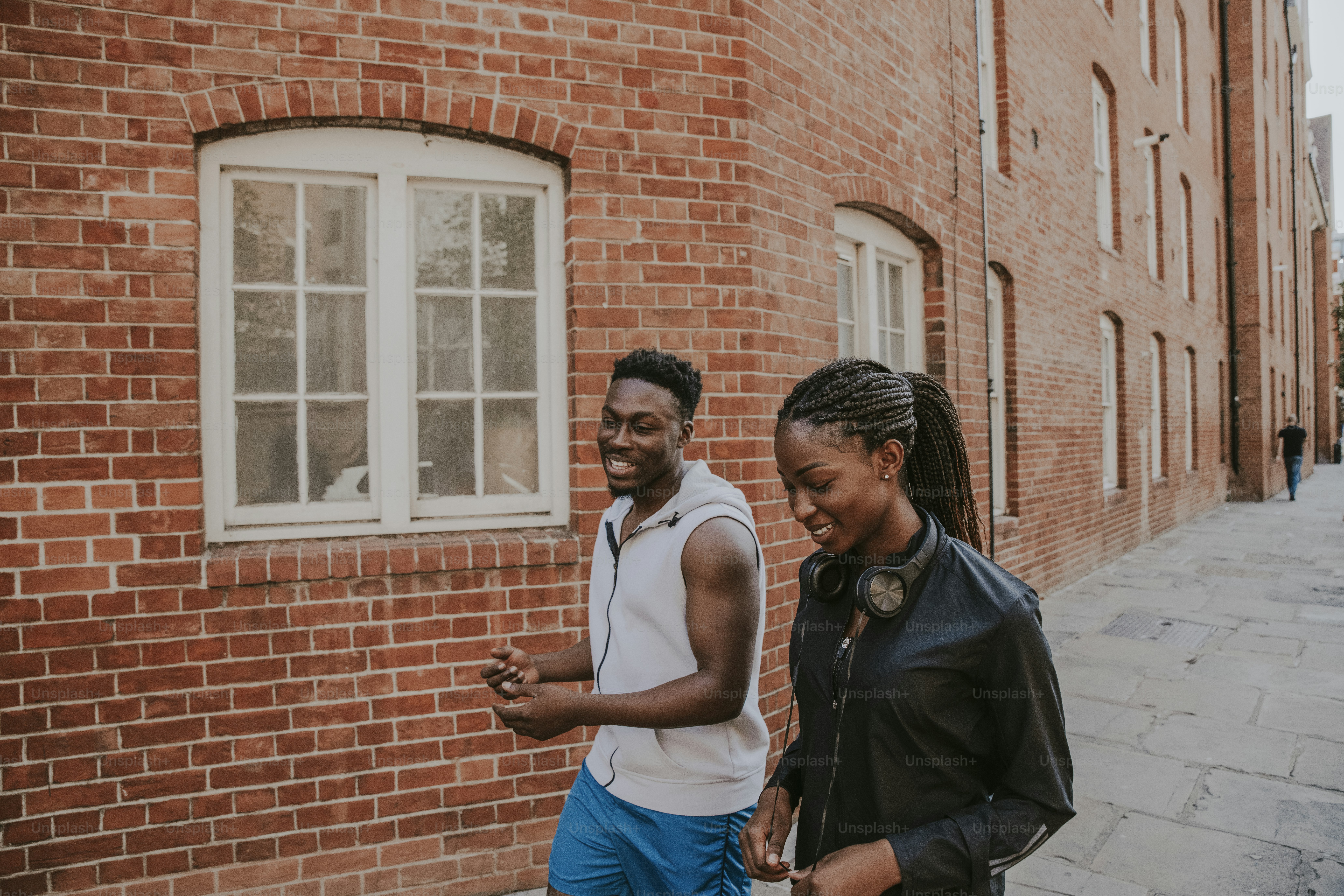Couple en forme faisant du jogging ensemble
