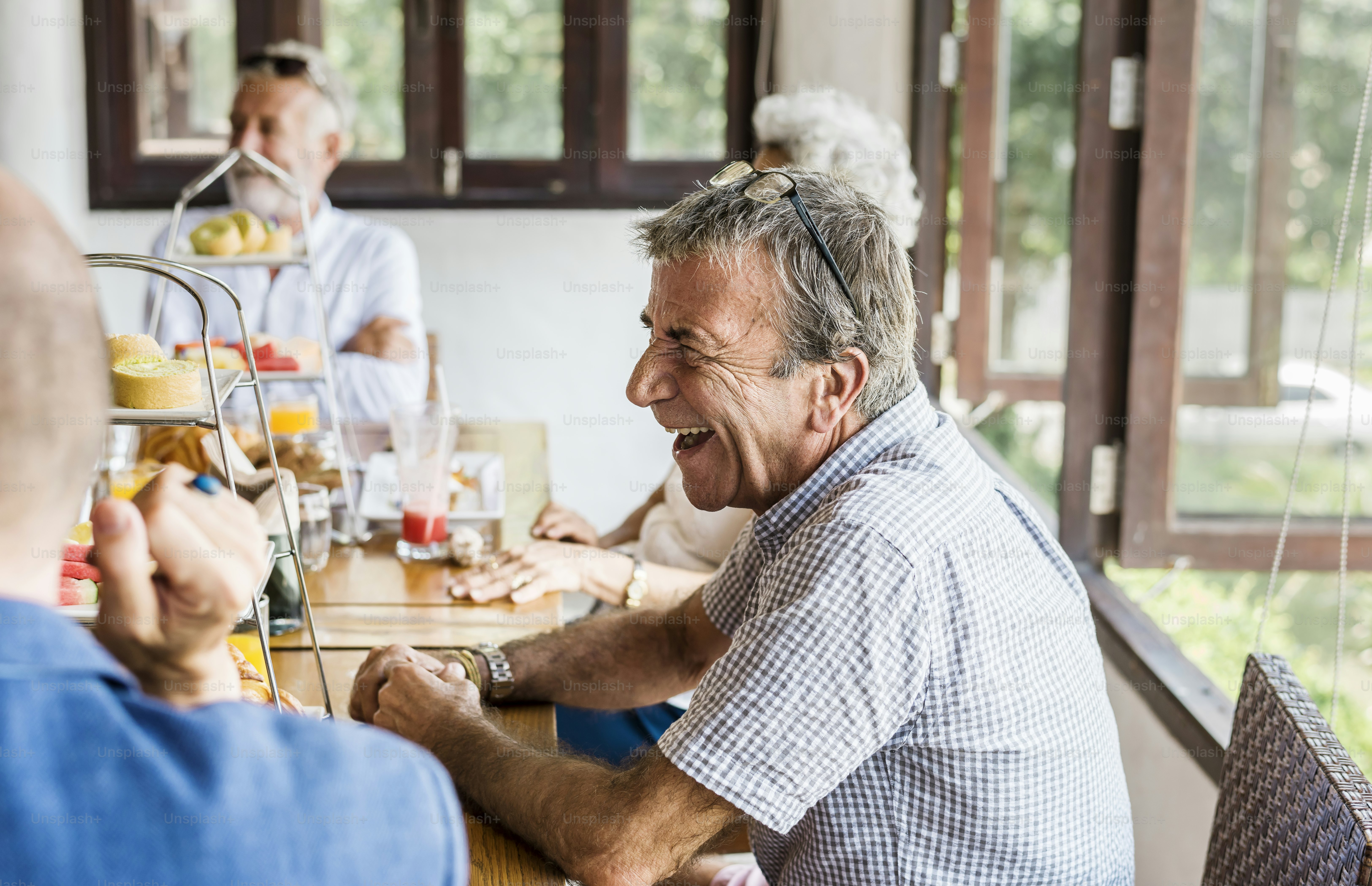 Seniors enjoying breakfast at the restaurant photo – Meal Image on Unsplash