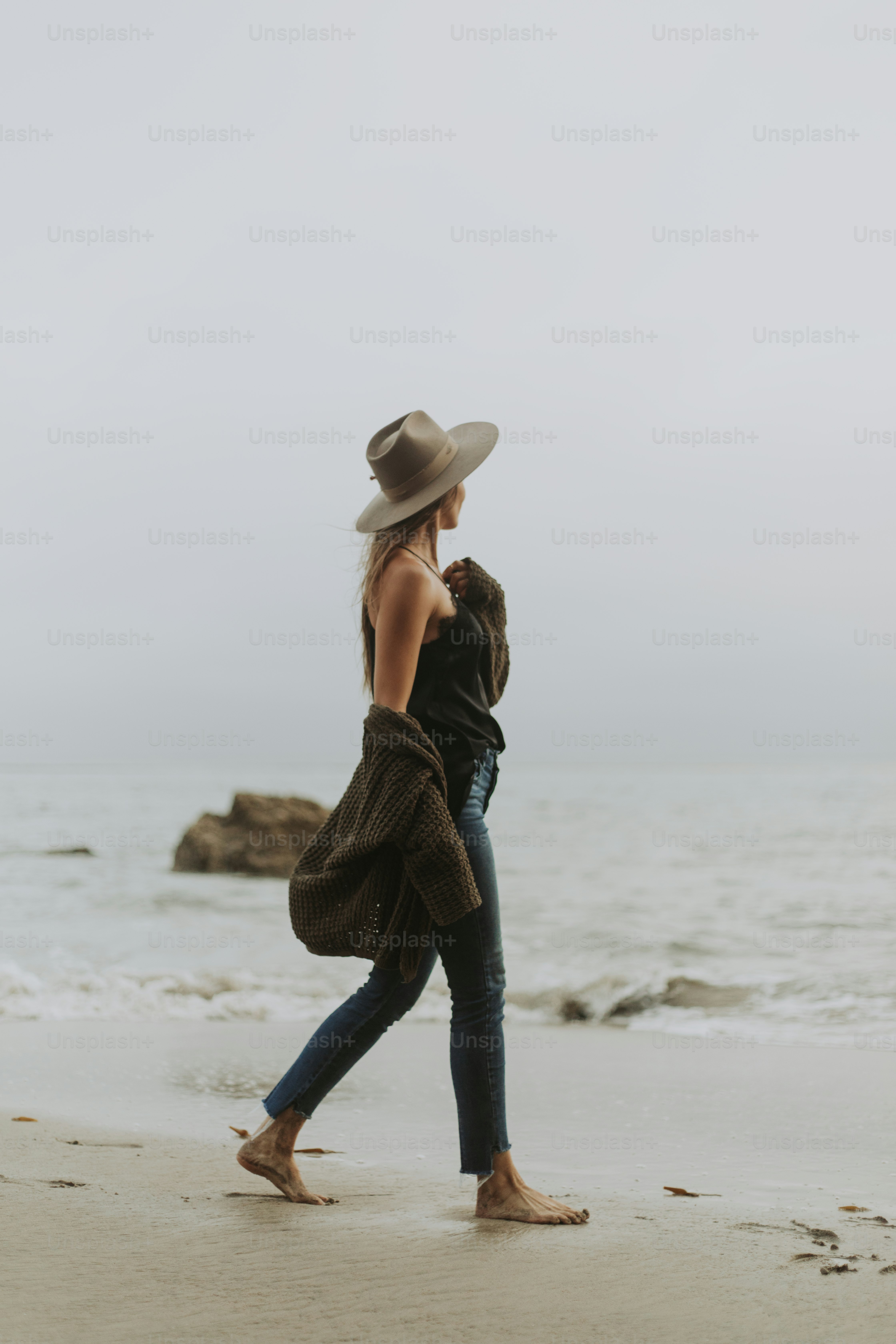 Mujer caminando sola en la playa