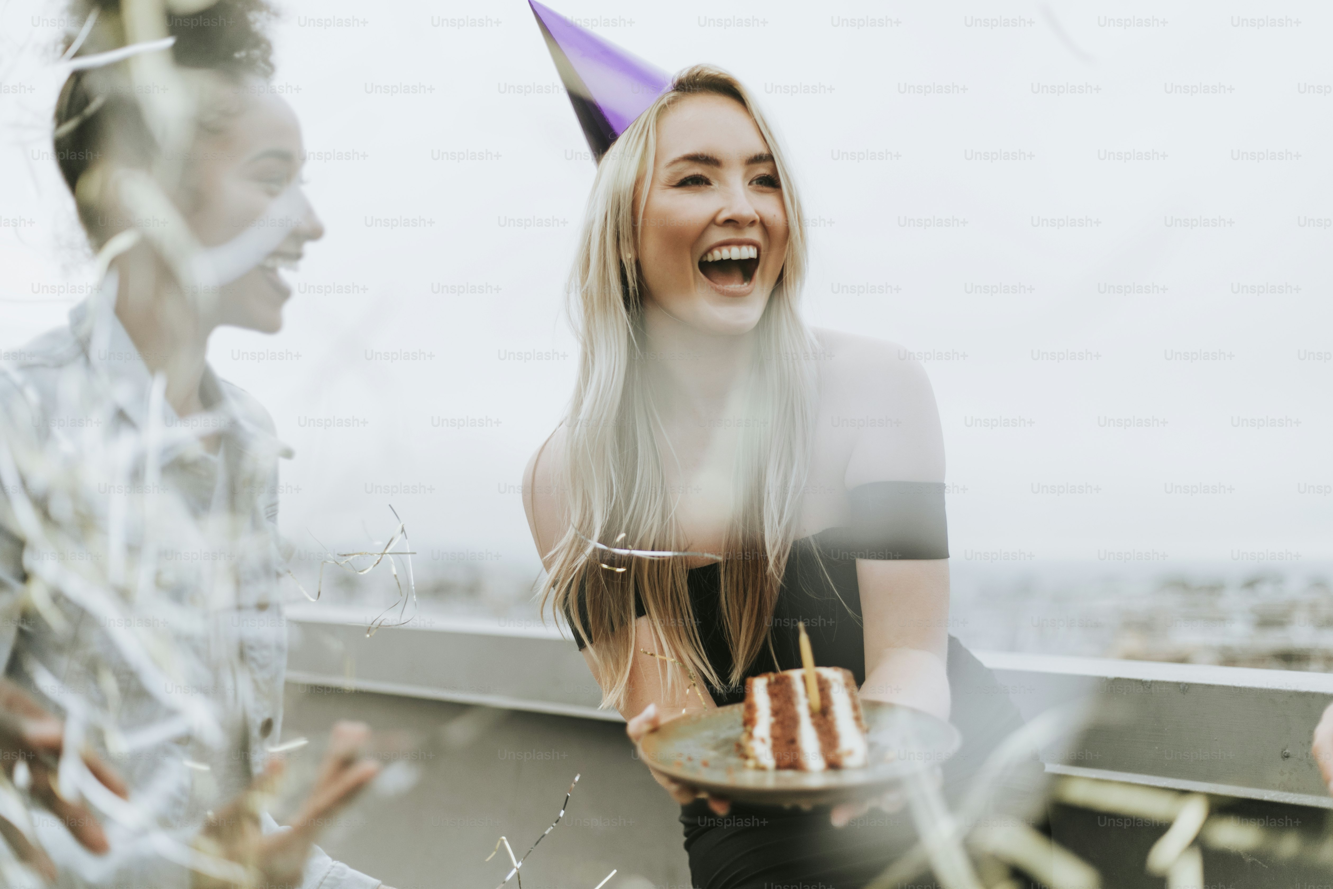 Des amis joyeux célèbrent une fête d’anniversaire sur un toit