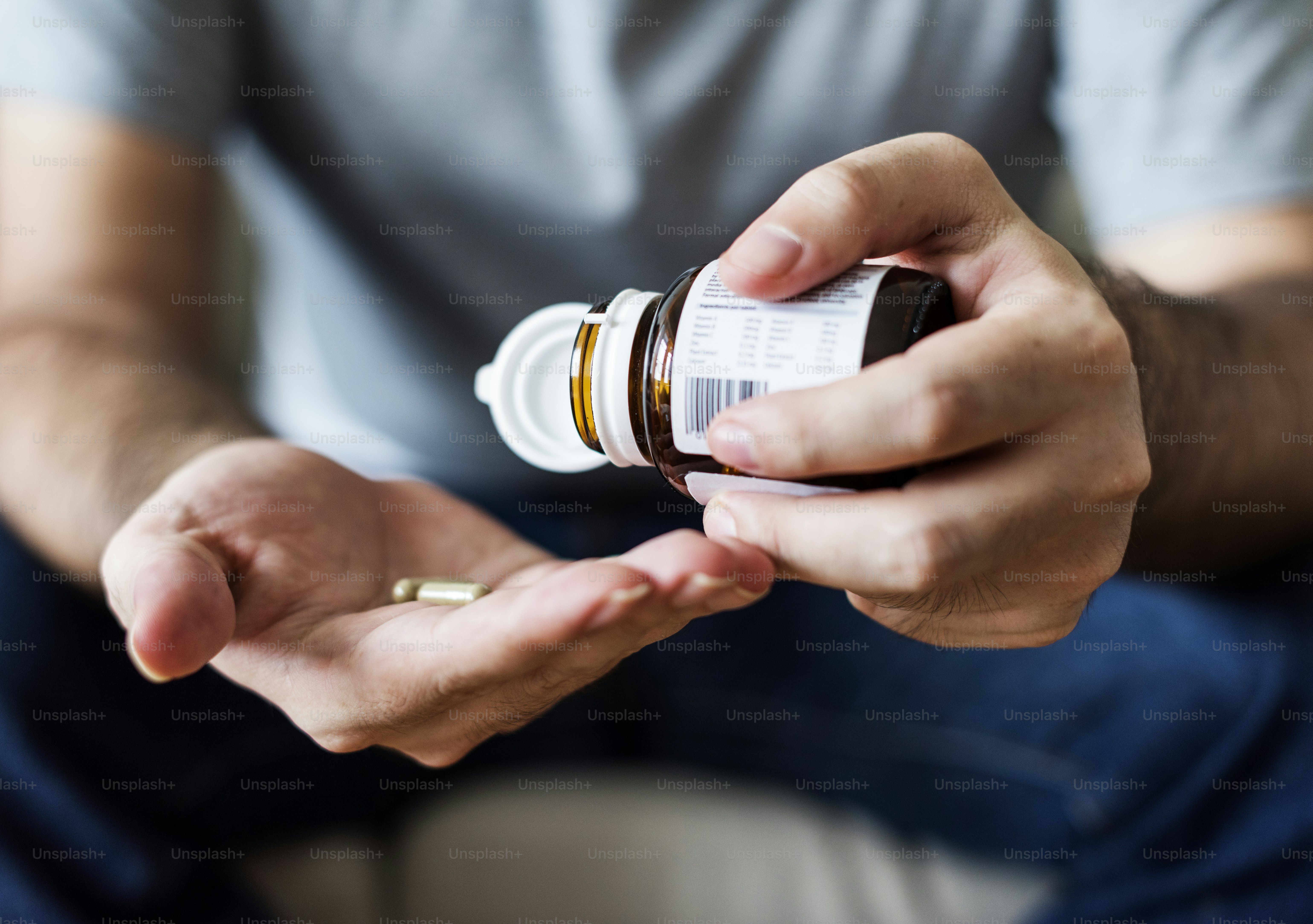 Hombre enfermo tomando unas pastillas
Este logotipo es de nuestros propios diseños genéricos. No infringen ningún diseño con derechos de autor.