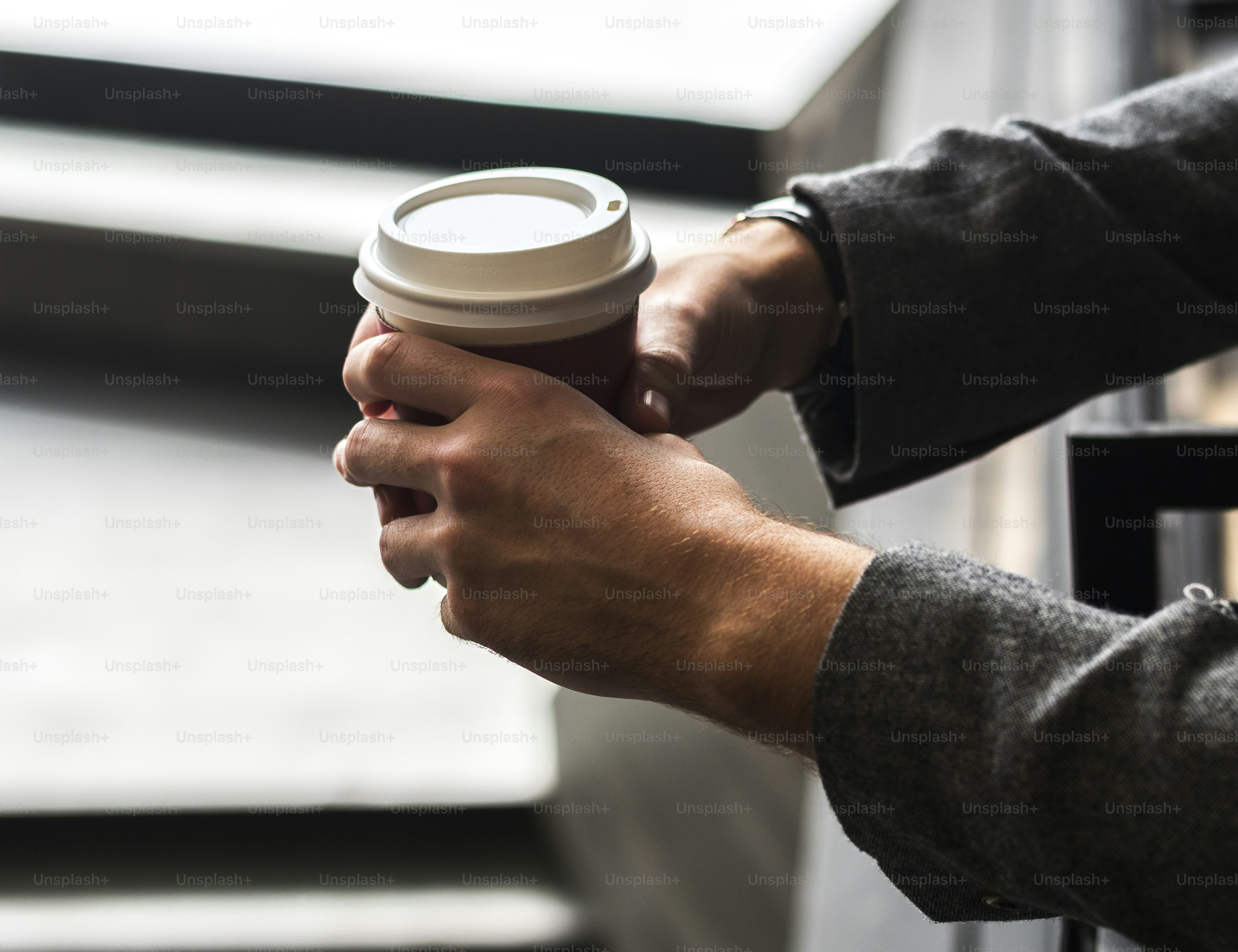 ホットコーヒーカップを持っている人